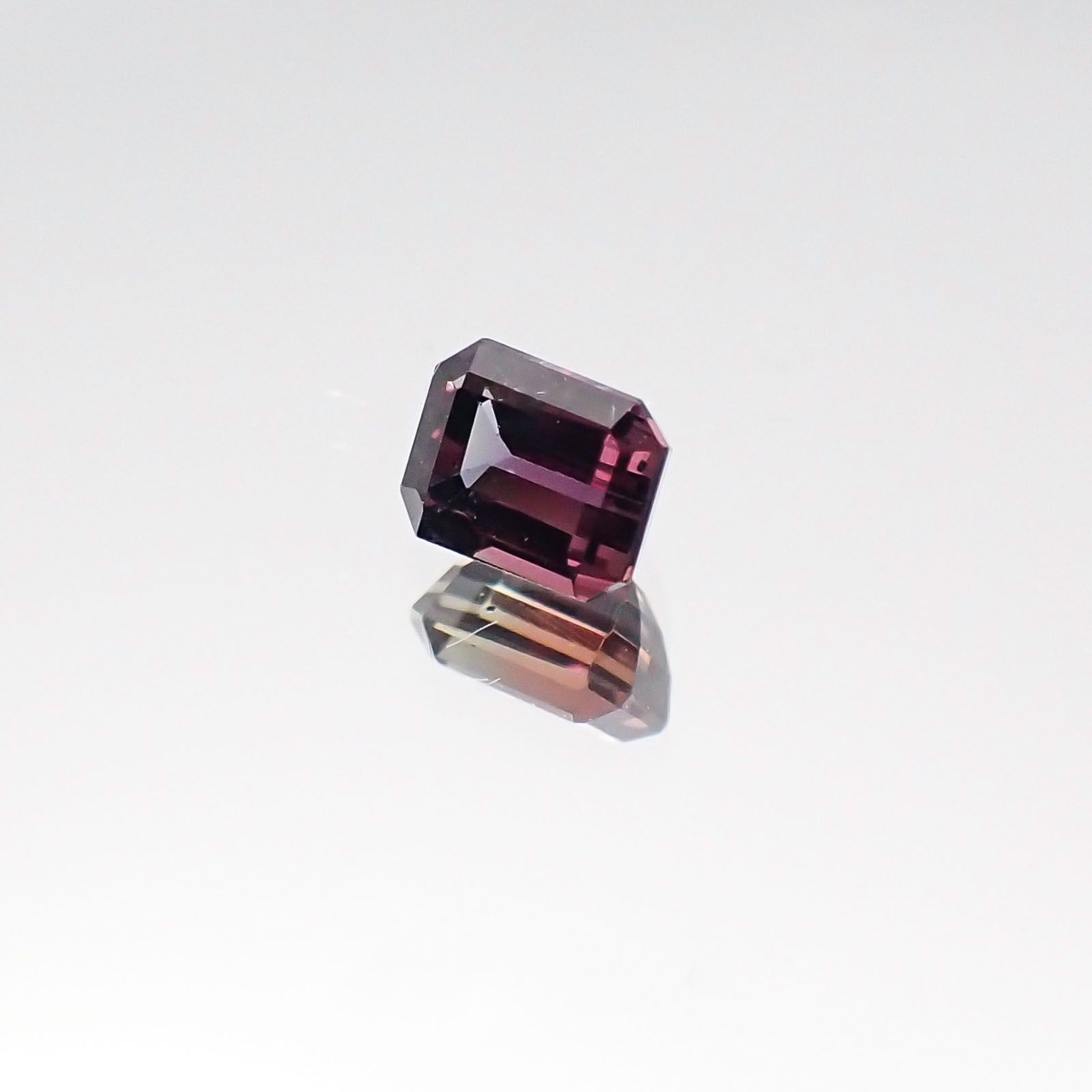 バイカラーサファイア(宝石名バイカラー・サファイア)タンザニア産 0.34ct 識別済[230622379]3.8x3mm前後
