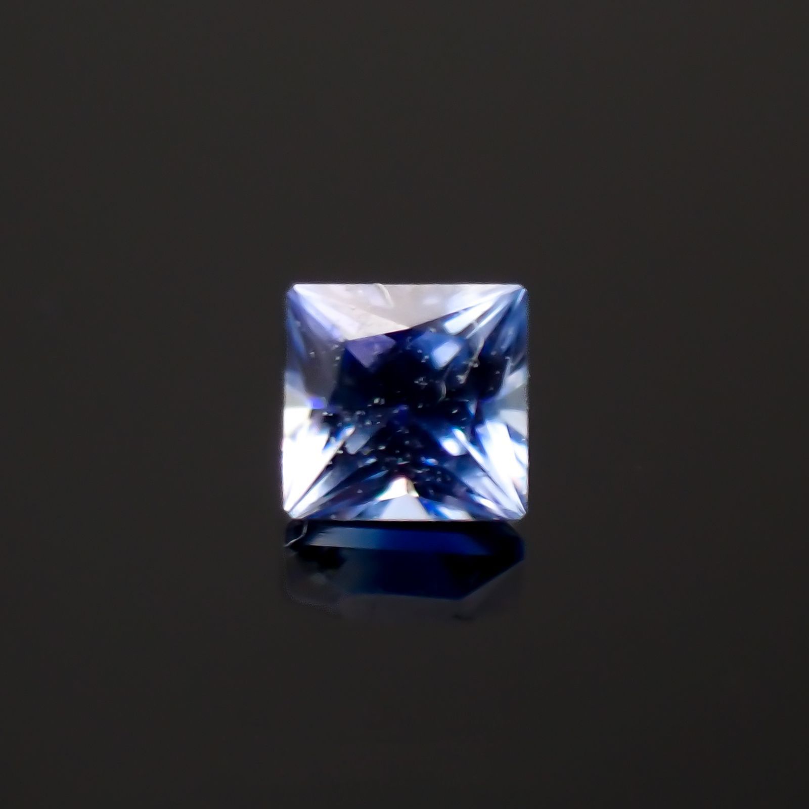 ◇プリンセスカット◇ベニトアイト アメリカ・カリフォルニア州産 0.063ct [221118976]2.1x2.1mm前後