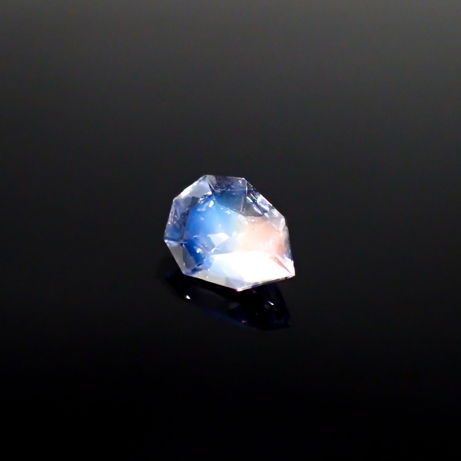 ◇カスタムカット◇レインボームーンストーン マダガスカル産 0.93ct [250229846]8.6x6mm前後