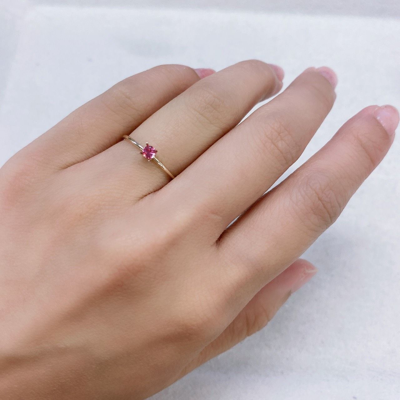 ホットピンクスピネル(宝石名ピンク・スピネル) タンザニア産 0.13ct 識別済[210912584]3×3mm前後