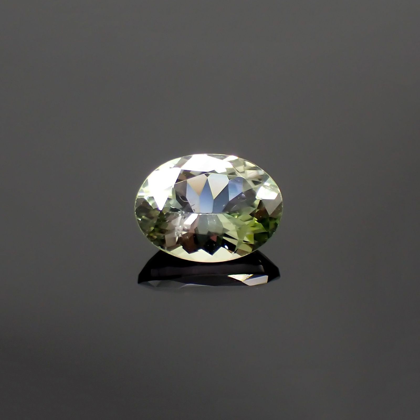 バイカラータンザナイト(宝石名バイカラー・ゾイサイト) タンザニア産 識別済 1.56ct / 8.6x6.5mm前後 [210812651]