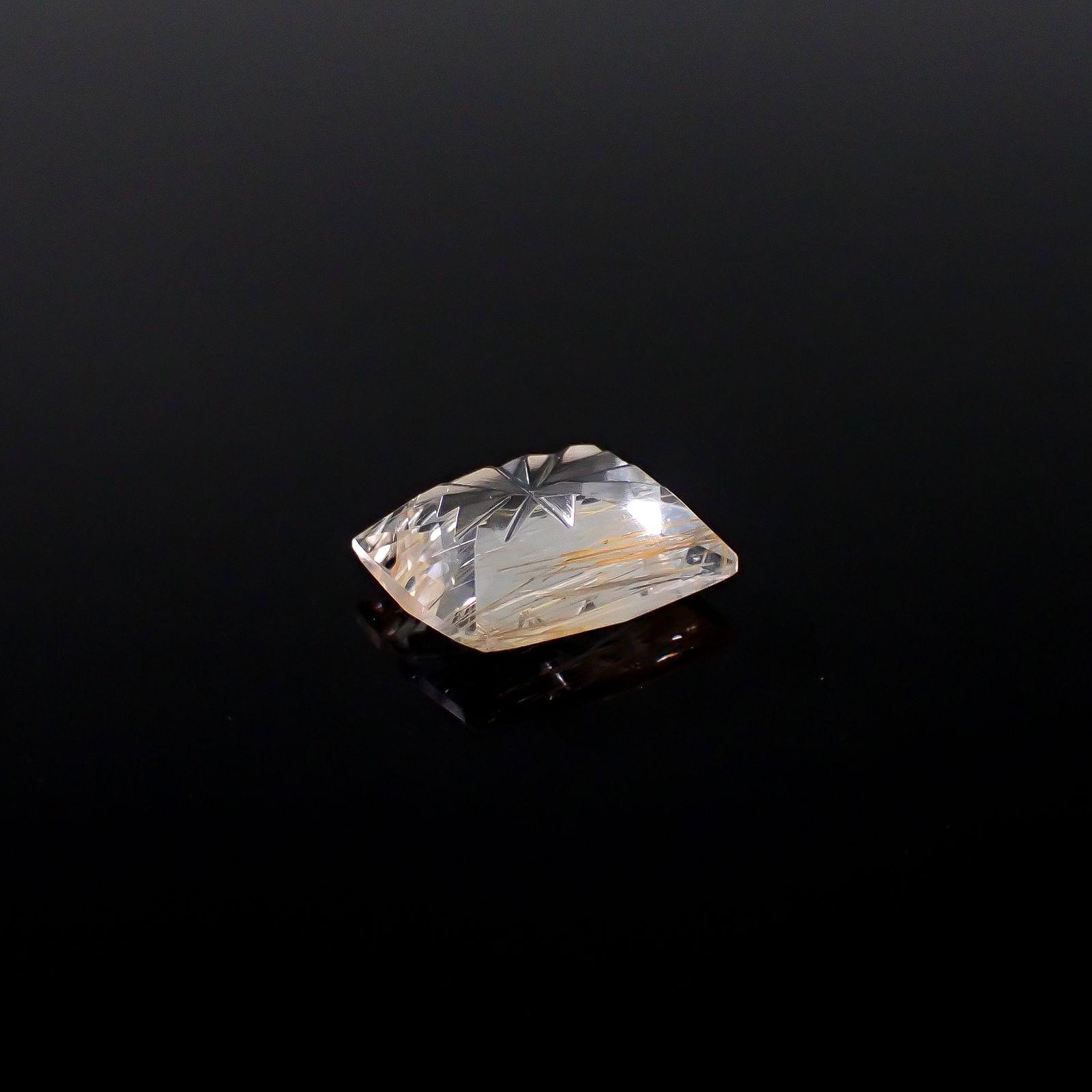 ◇甲州貴石切子Plus Three◇ニードルイントパーズ(チューブイントパーズ) ブラジル・ミナスジェライス州産 6.73ct / 12.4x10.5mm前後 [251231461]