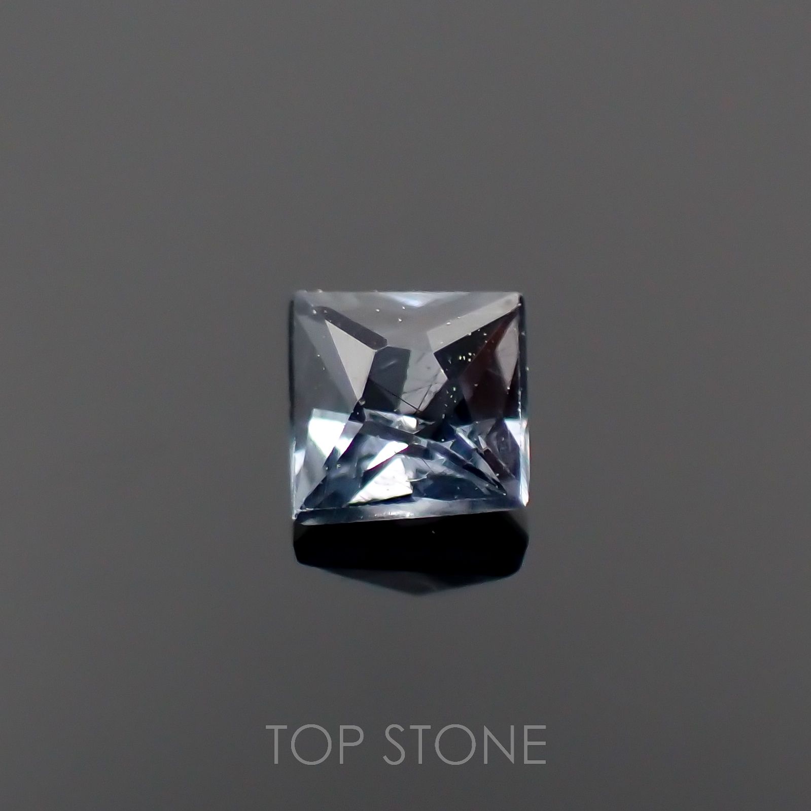 ◇プリンセスカット◇カラーチェンジガーネット アレキタイプ(宝石名ガーネット)マダガスカル・ベキリー産 0.091ct 識別済[221219409]2.4x2.4mm前後