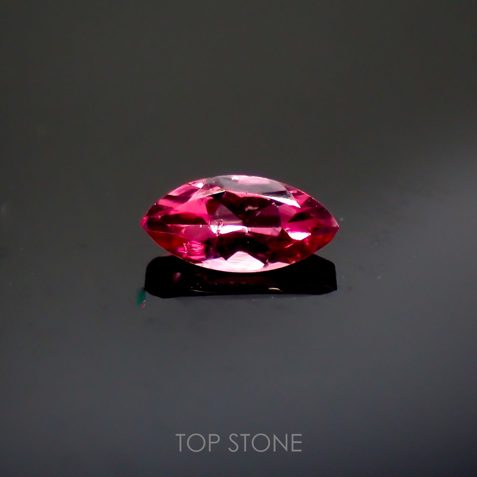 ホットピンクスピネル(宝石名ピンク・スピネル)タンザニア産 0.29ct 識別済[220113911]6.2x3.2mm前後