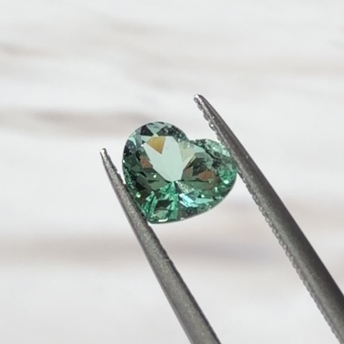 燦然と輝く真の女王・ノンオイルエメラルド｜含浸処理なしの希少性と美