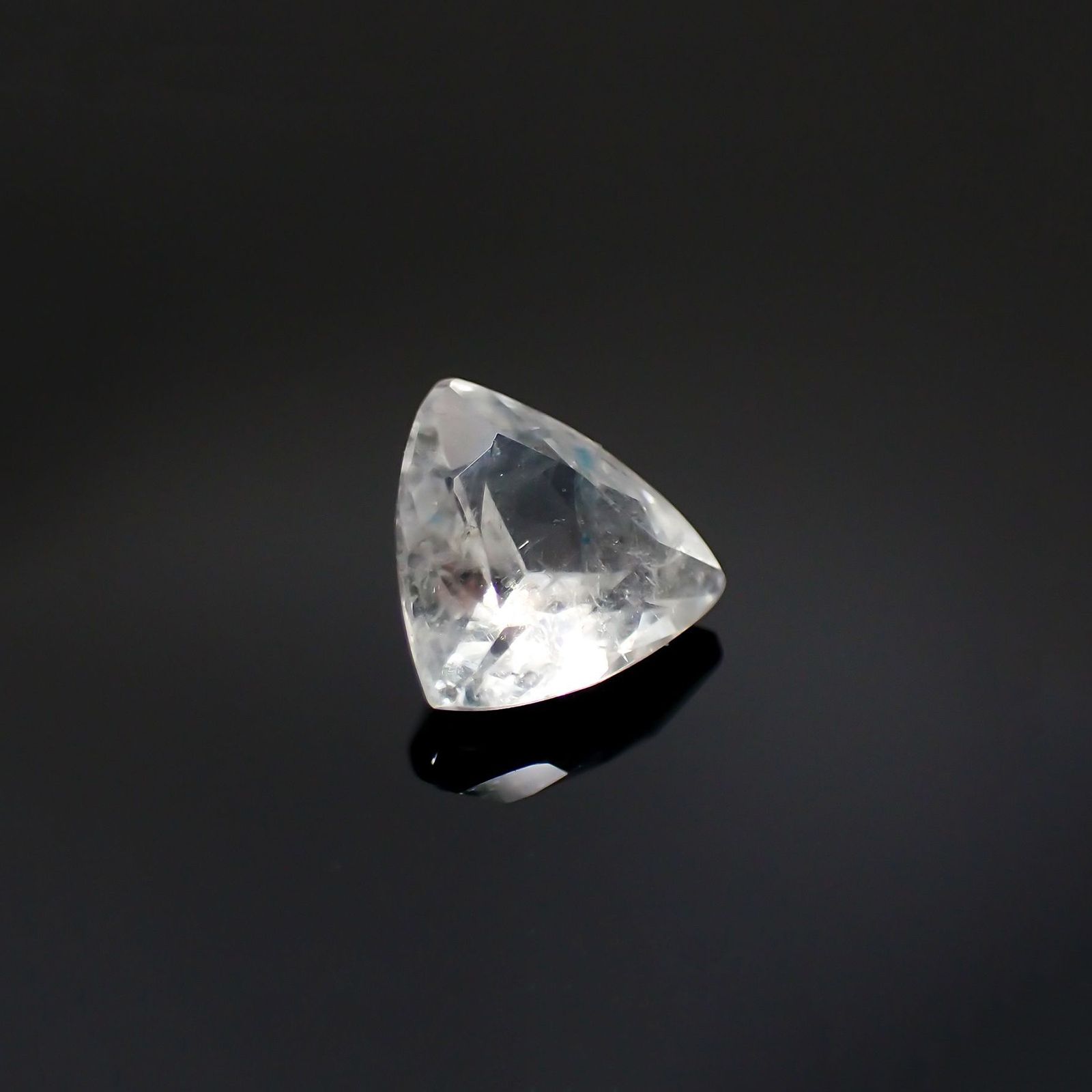 ユークレース(宝石名ユークレース)ブラジル産 0.817ct ソ付(彩珠)[230522043]6.4x6.7mm前後