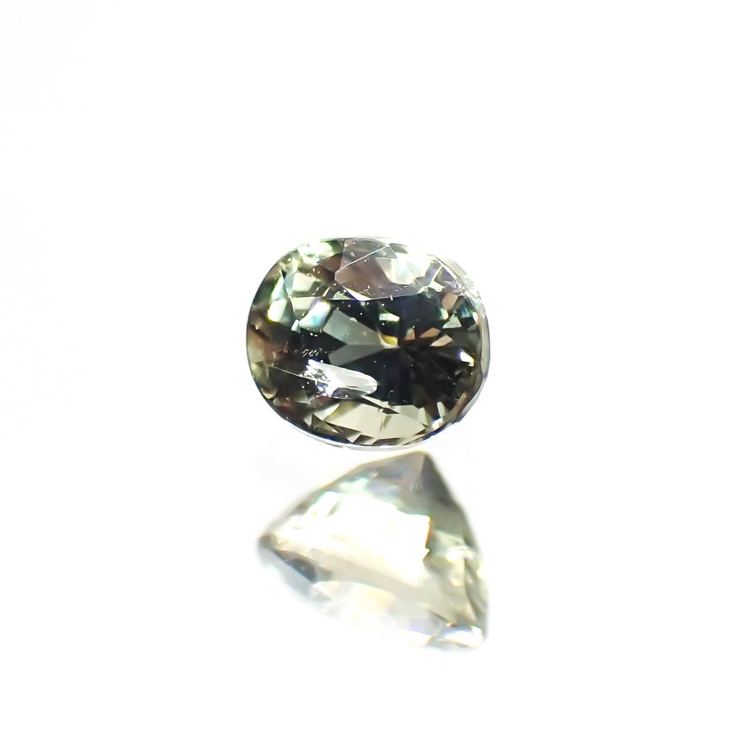 アレキサンドライト(宝石名アレキサンドライト) マダガスカル産 0.293ct ソ付(彩珠)[20117005]3.9×3.1mm前後