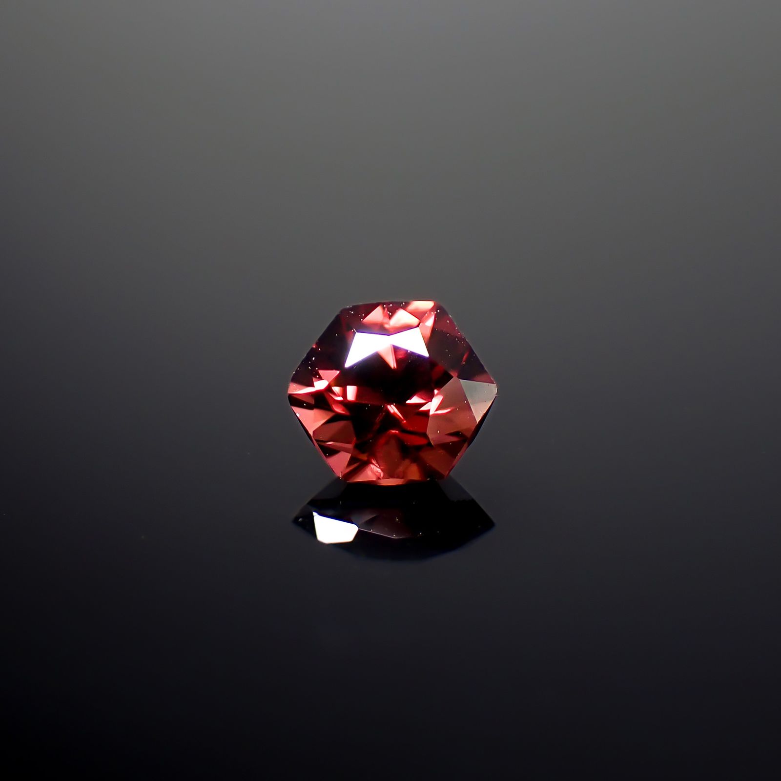 ◇ヘキサゴンカット◇レッドジルコン(宝石名ジルコン)スリランカ/カンボジア産 識別済 0.71ct / 4.8x4.8mm前後 [260732556]