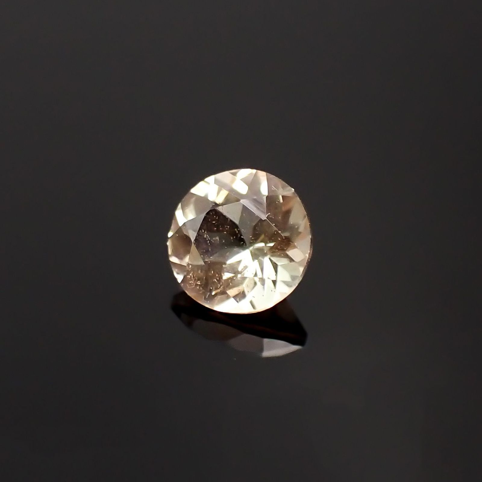 バイカラーオレゴンサンストーン アメリカ・オレゴン州産 0.78ct / 6.1x6mm前後 [230220680]
