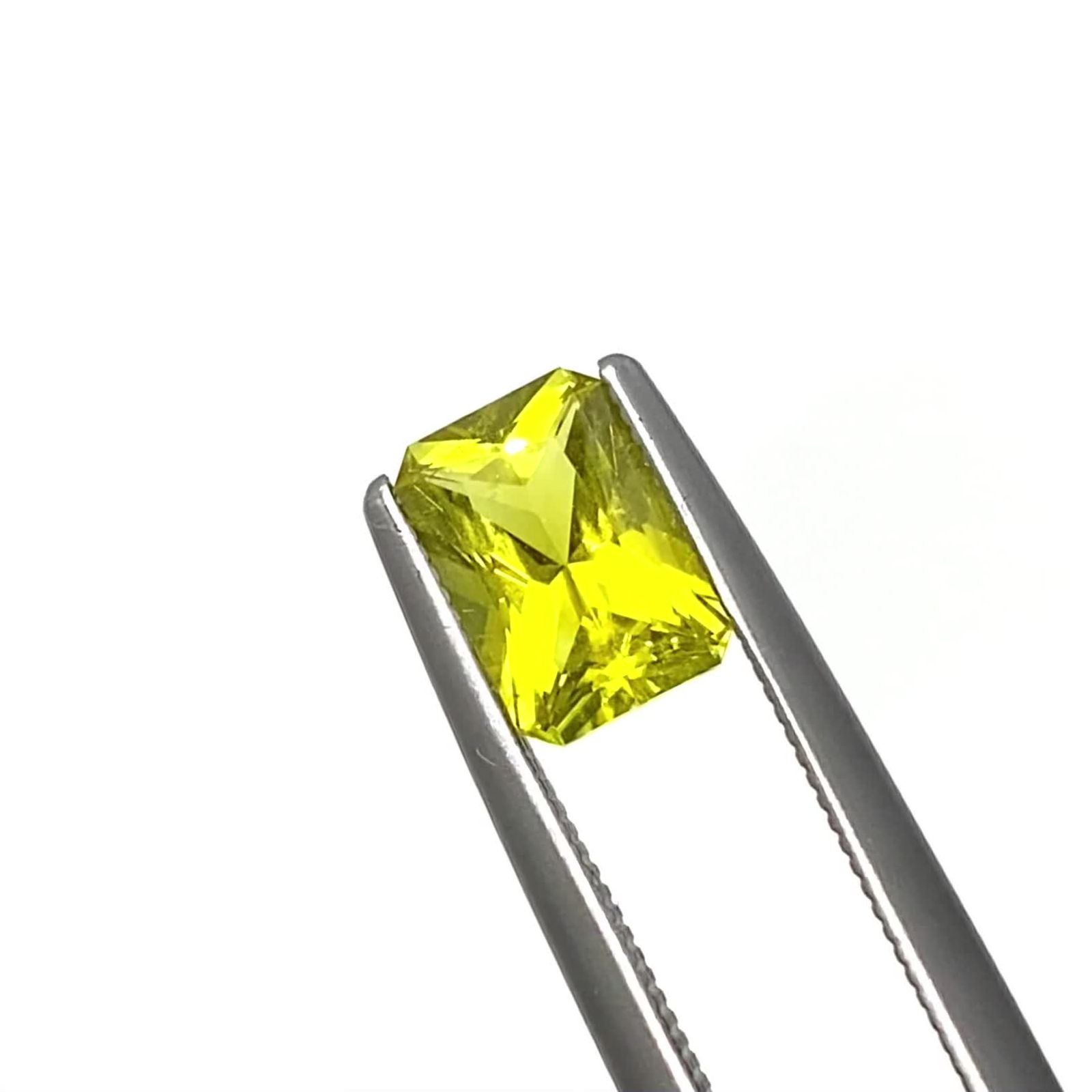 カナリートルマリン ザンビア・カナリー鉱山産 0.88ct / 7.1x4.9mm前後