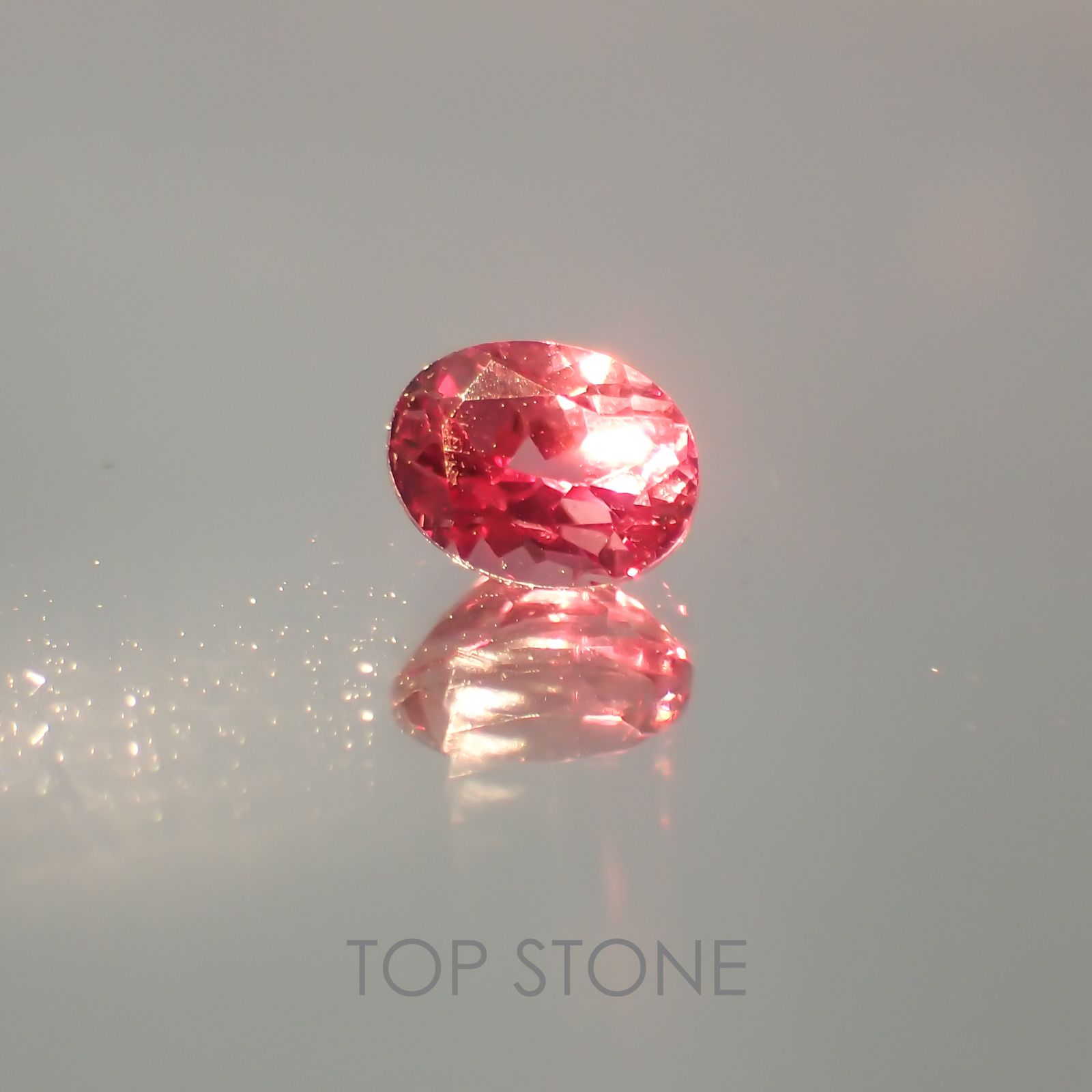 カラーチェンジマラヤガーネット タンザニア産 ルース 0.72ct[21059666]5.6×4.5mm前後