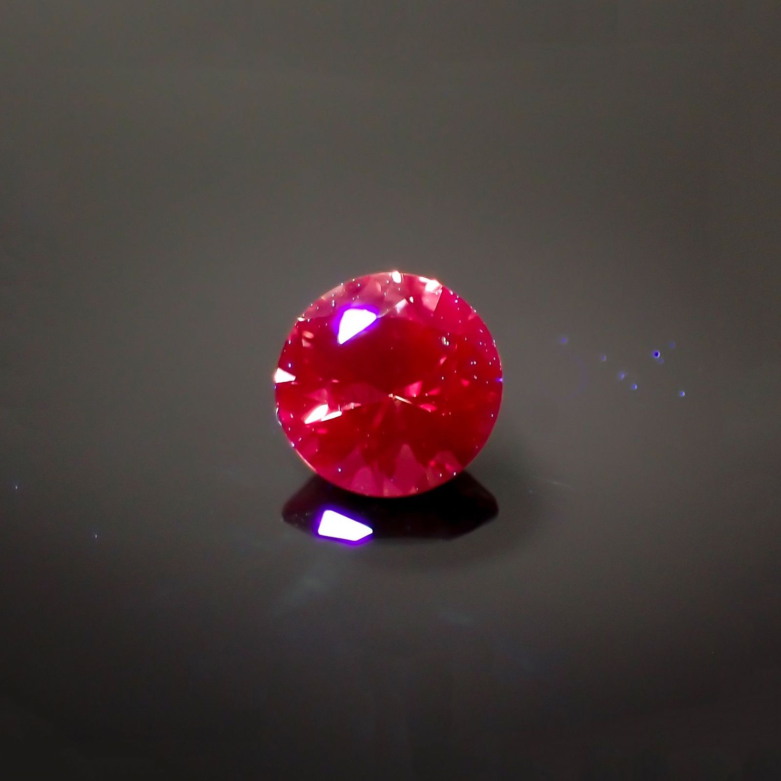 バーガンディーサファイア(宝石名サファイア)タンザニア産 識別済 0.38ct / 4.4x4.3mm前後 [220115036]