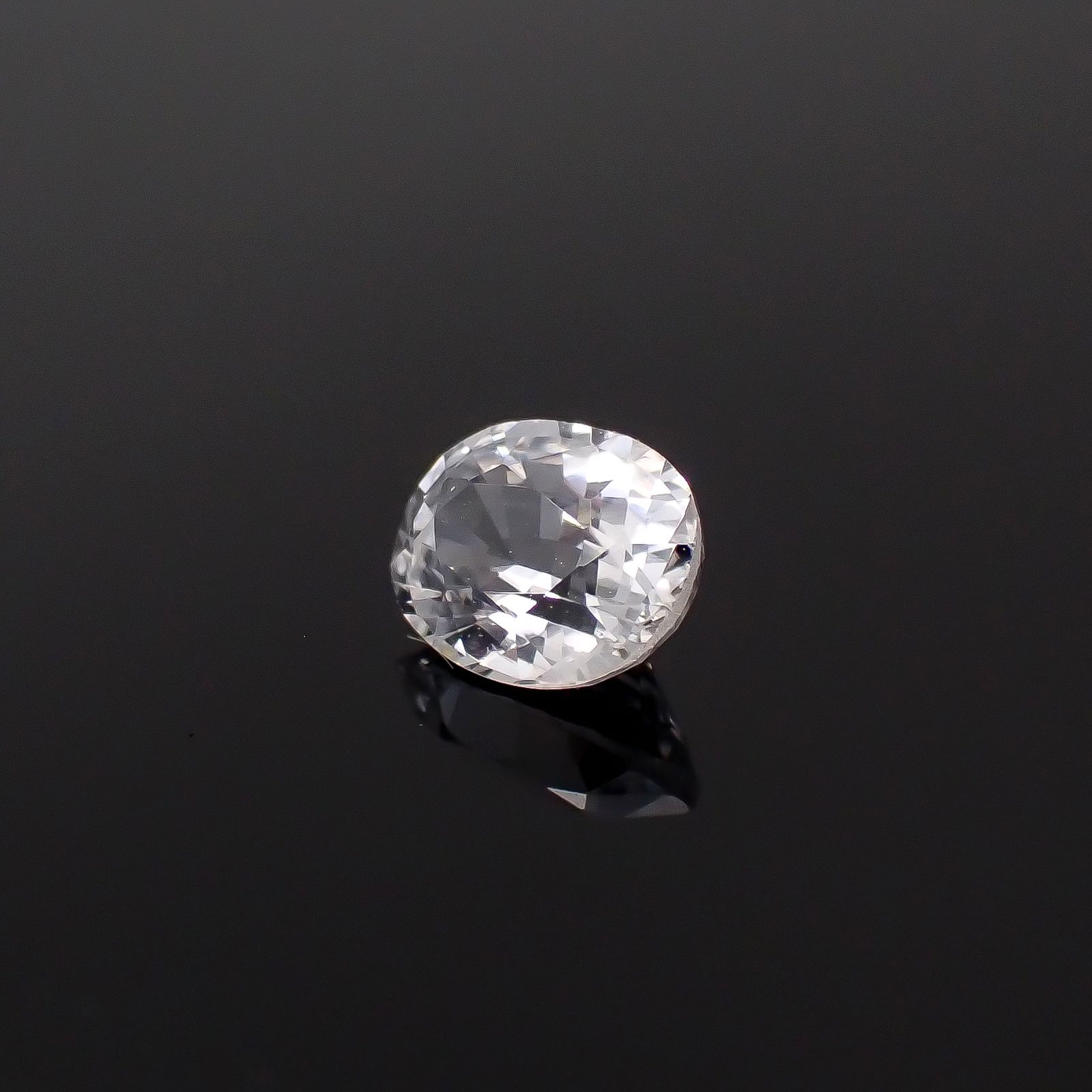 カラーレスサファイア スリランカ産 0.47ct[240527483]5.1x4.1mm前後