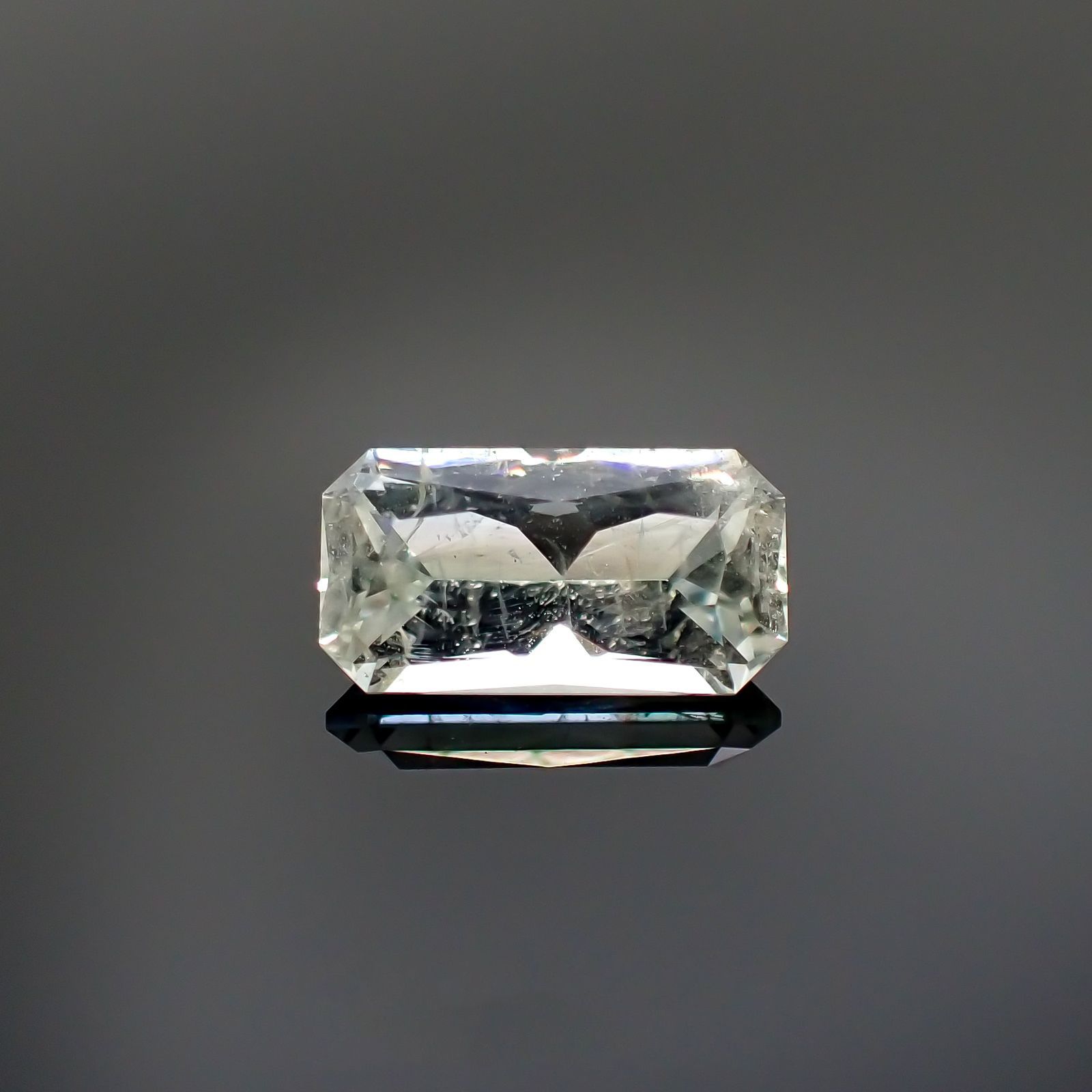 ジェレメジェバイト(宝石名エレメージェバイト)ナミビア産 1.418ct ソ付(彩珠)[230823130]9.2x5mm前後