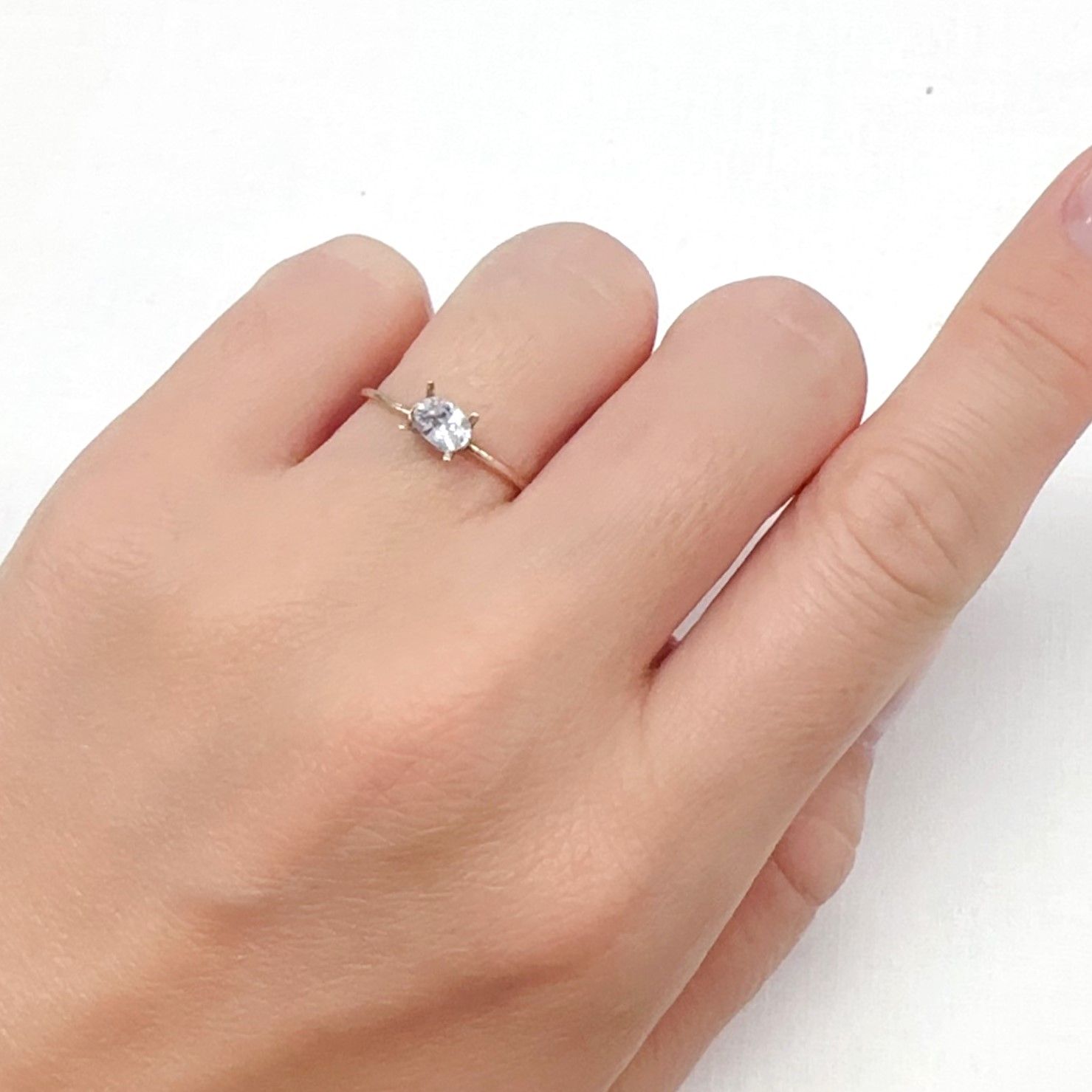 カラーレスサファイア スリランカ産 0.47ct[240527483]5.1x4.1mm前後