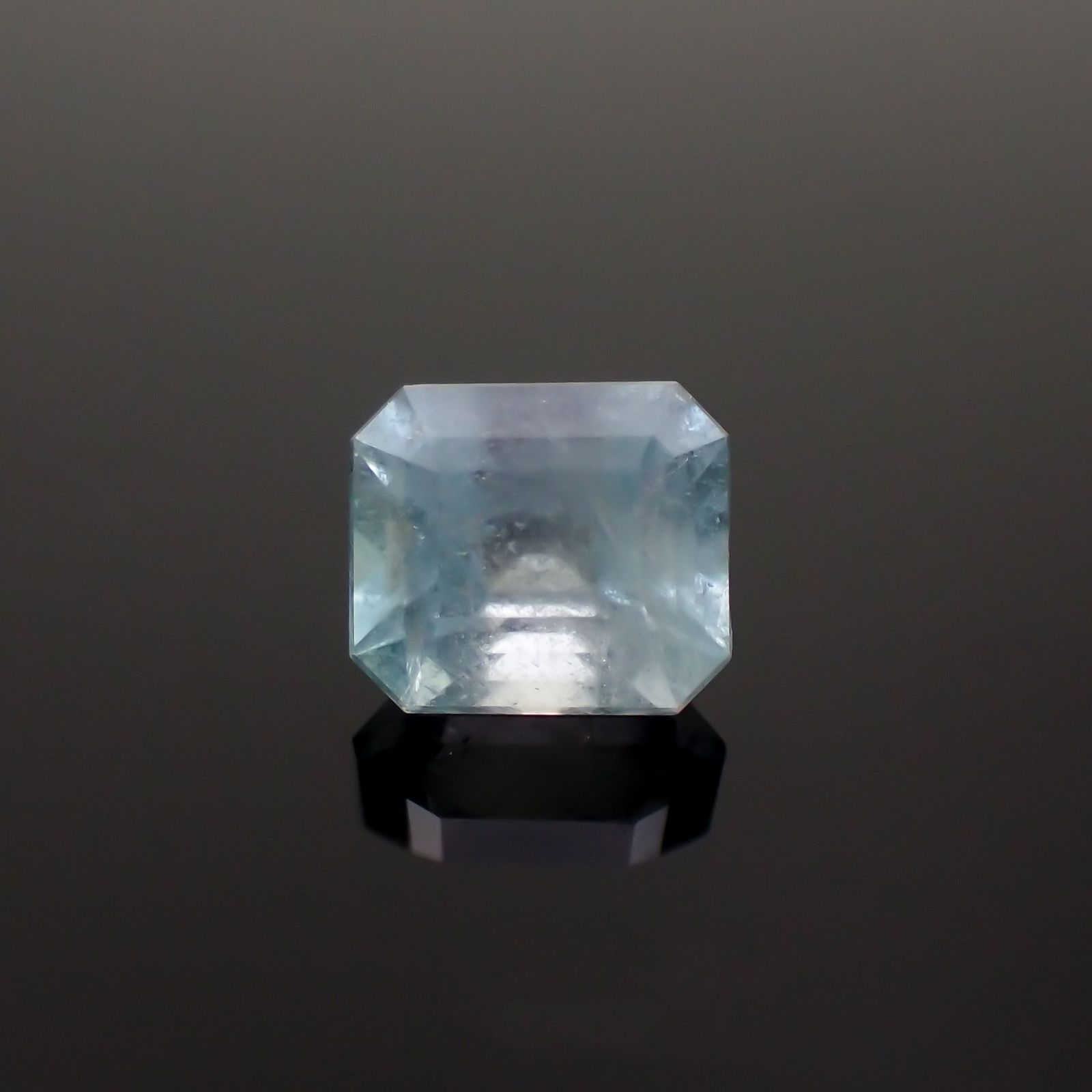 ユークレース(宝石名ブルー・ユークレース)コロンビア産 1.036ct ソ付(彩珠)[221018679]6.2x5.3mm前後