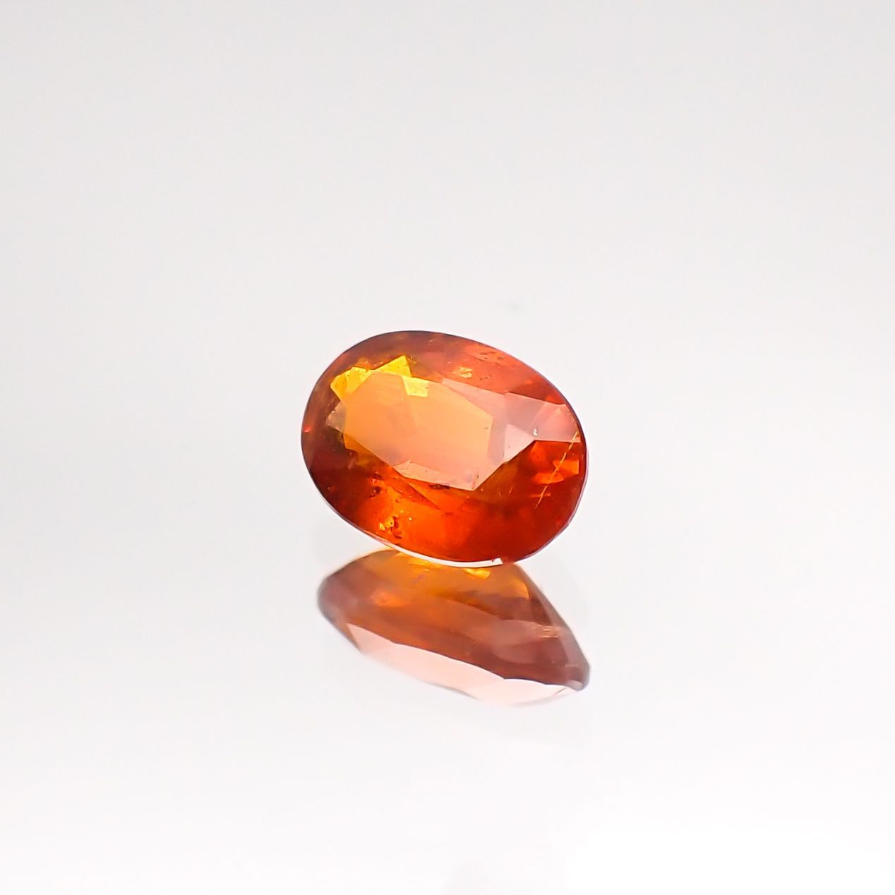 オレンジカイヤナイト(宝石名カイヤナイト) ネパール産 0.95ct 識別済[210812446]7×5mm前後