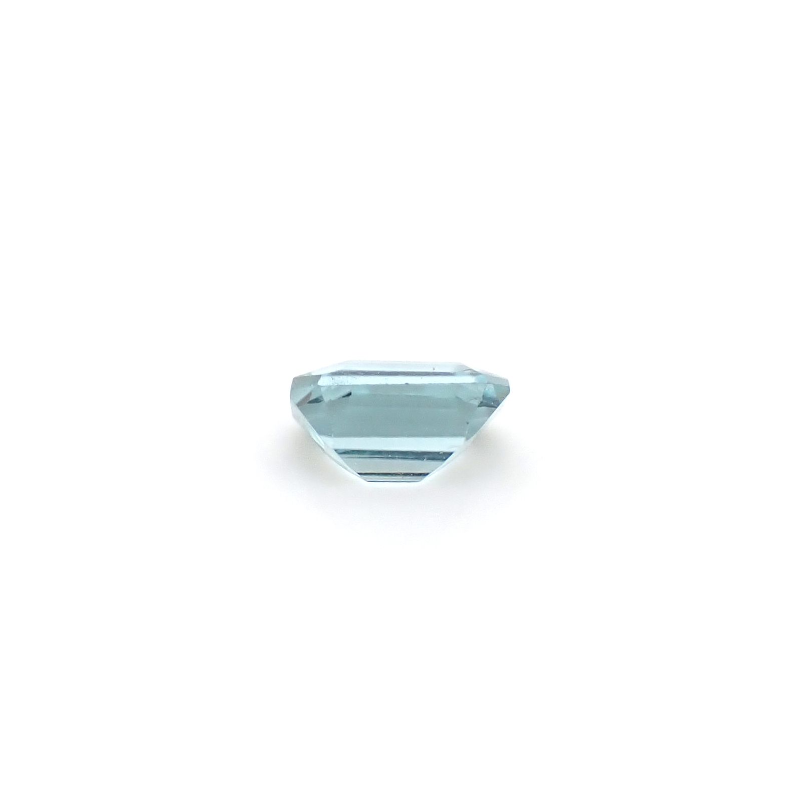 グランディディエライト(宝石名グランディディエライト) マダガスカル産 識別済 0.24ct / 4.2x3.3mm前後 [26019847]