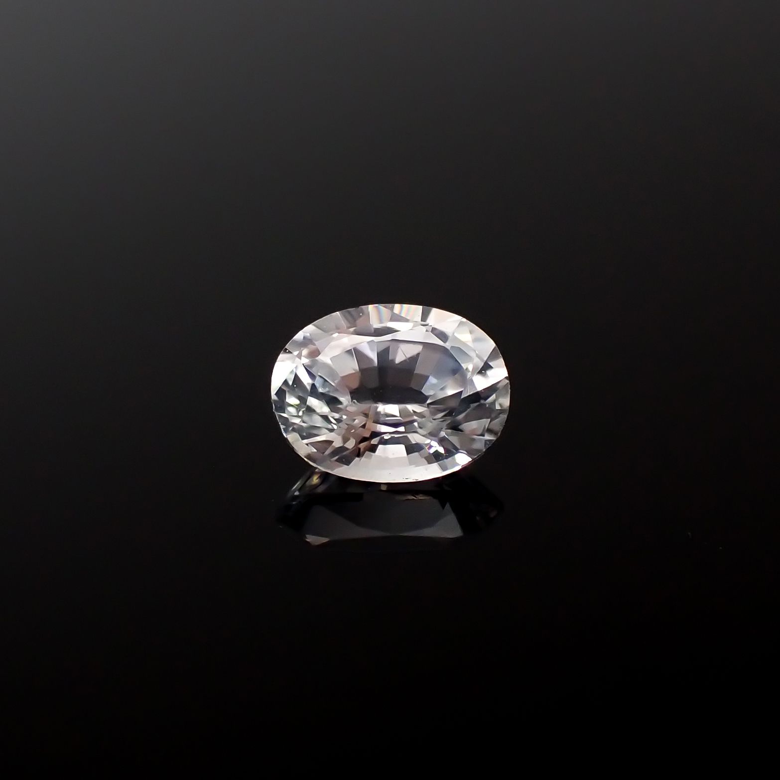 カラーレスサファイア スリランカ産 0.43ct[240527479]5.1x3.8mm前後