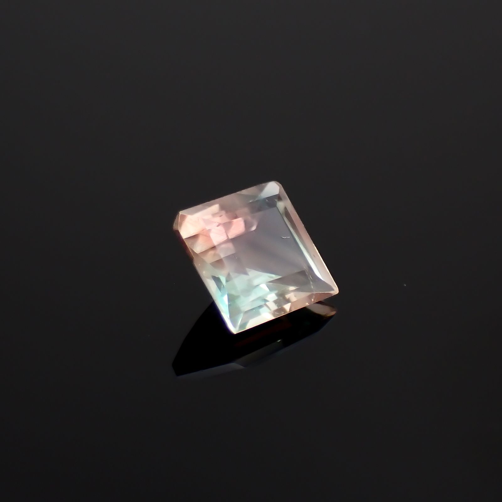 パーティカラーオレゴンサンストーン アメリカ・オレゴン州産 0.63ct[230722844]5.4x5.3mm前後
