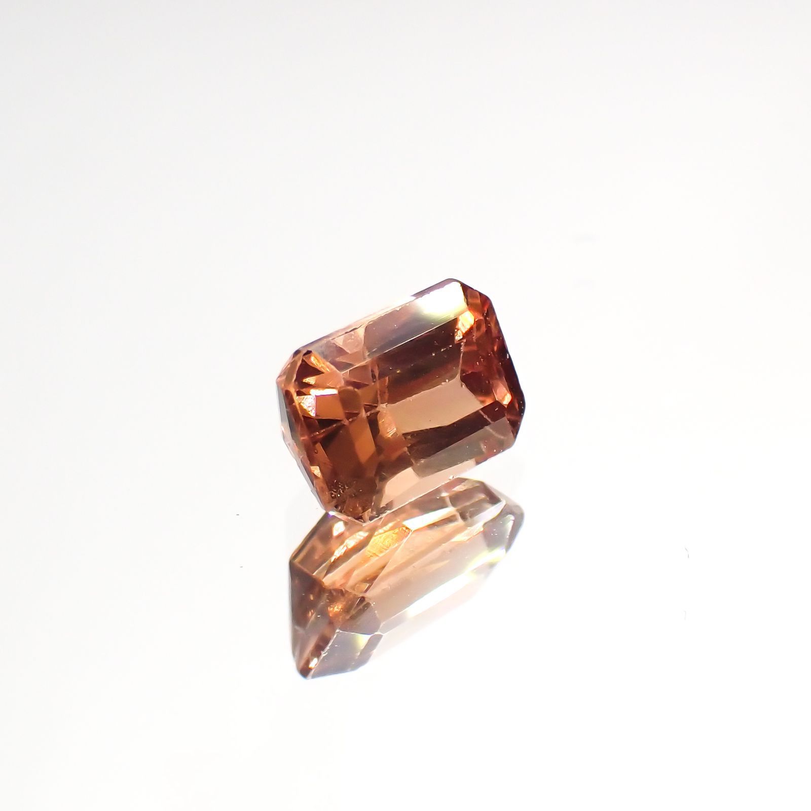 カラーシフトマラヤガーネット(宝石名ガーネット)タンザニア産 1.35ct 識別済[220115014]6.7x4.7mm前後