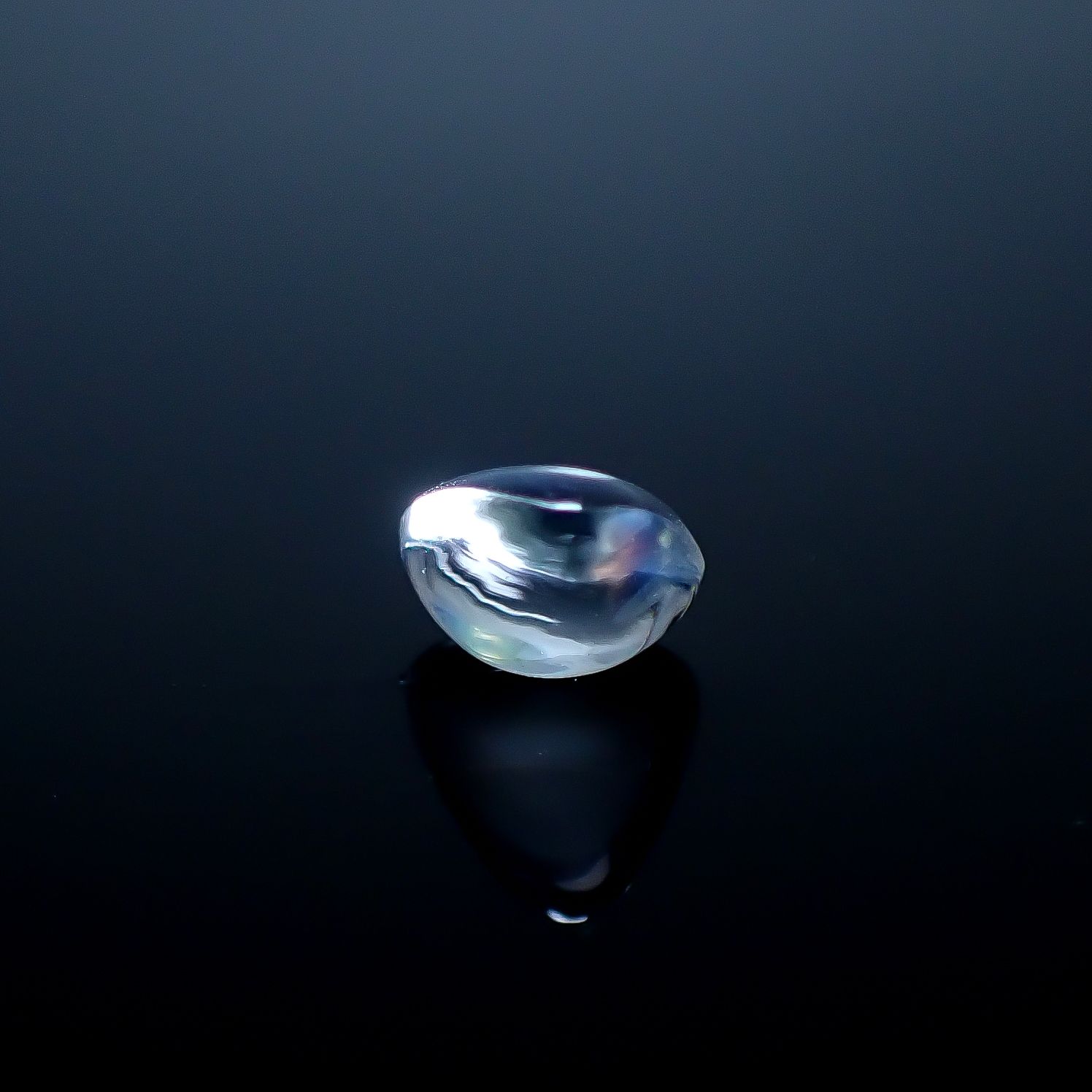 ◇バフトップカット◇レインボームーンストーン(宝石名ラブラドライト)マダガスカル産 ソ付(彩珠) 1.139ct / 6.2x7.2mm前後 [250931034]