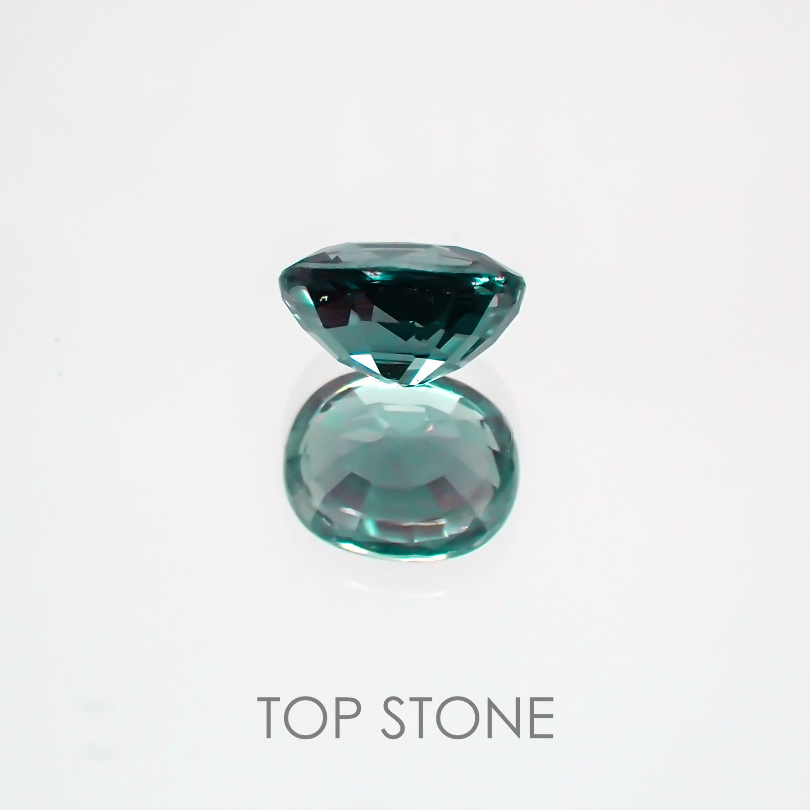 カラーチェンジガーネット(アレキタイプ) マダガスカル・ベキリー産 ルース 0.673ct[21019478]5.6×4.5mm前後