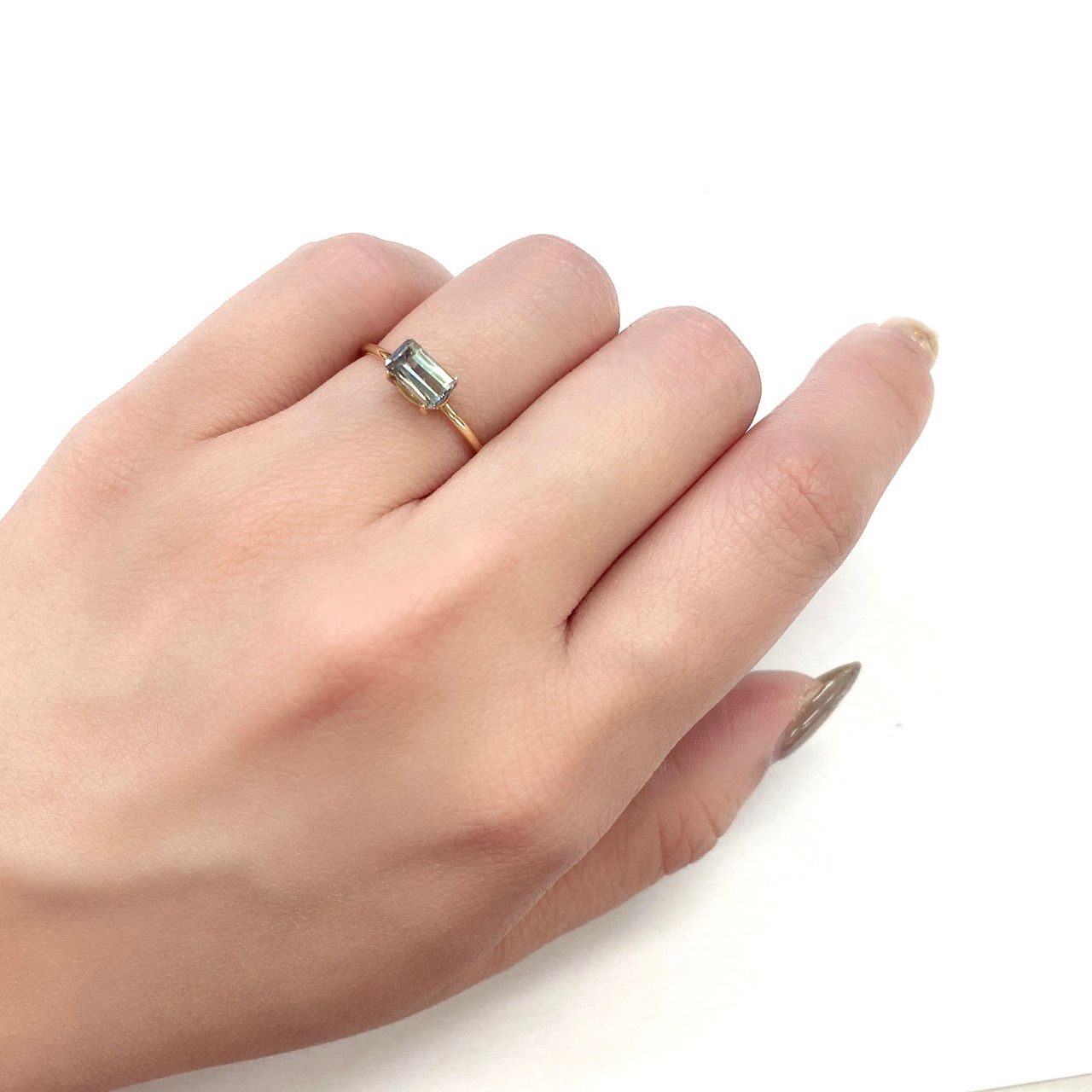 パーティーカラータンザナイト(ゾイサイト)非加熱 タンザニア産 ルース 0.8ct[210610947]6.6×3.7mm前後
