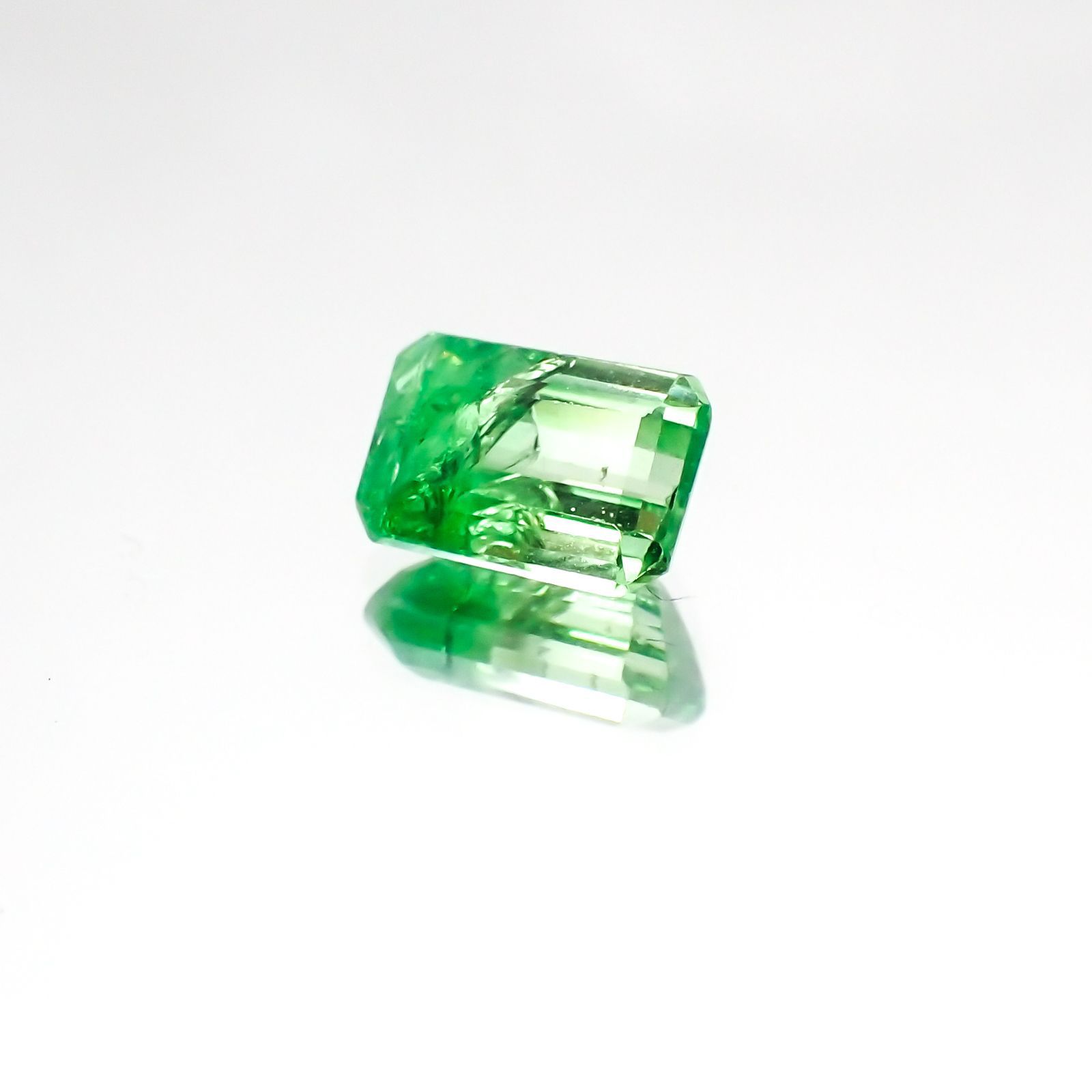 バイカラーツァボライト(宝石名グリーン グロッシュラー・ガーネット)タンザニア産 1.15ct 識別済[231124260]7x4.7mm前後