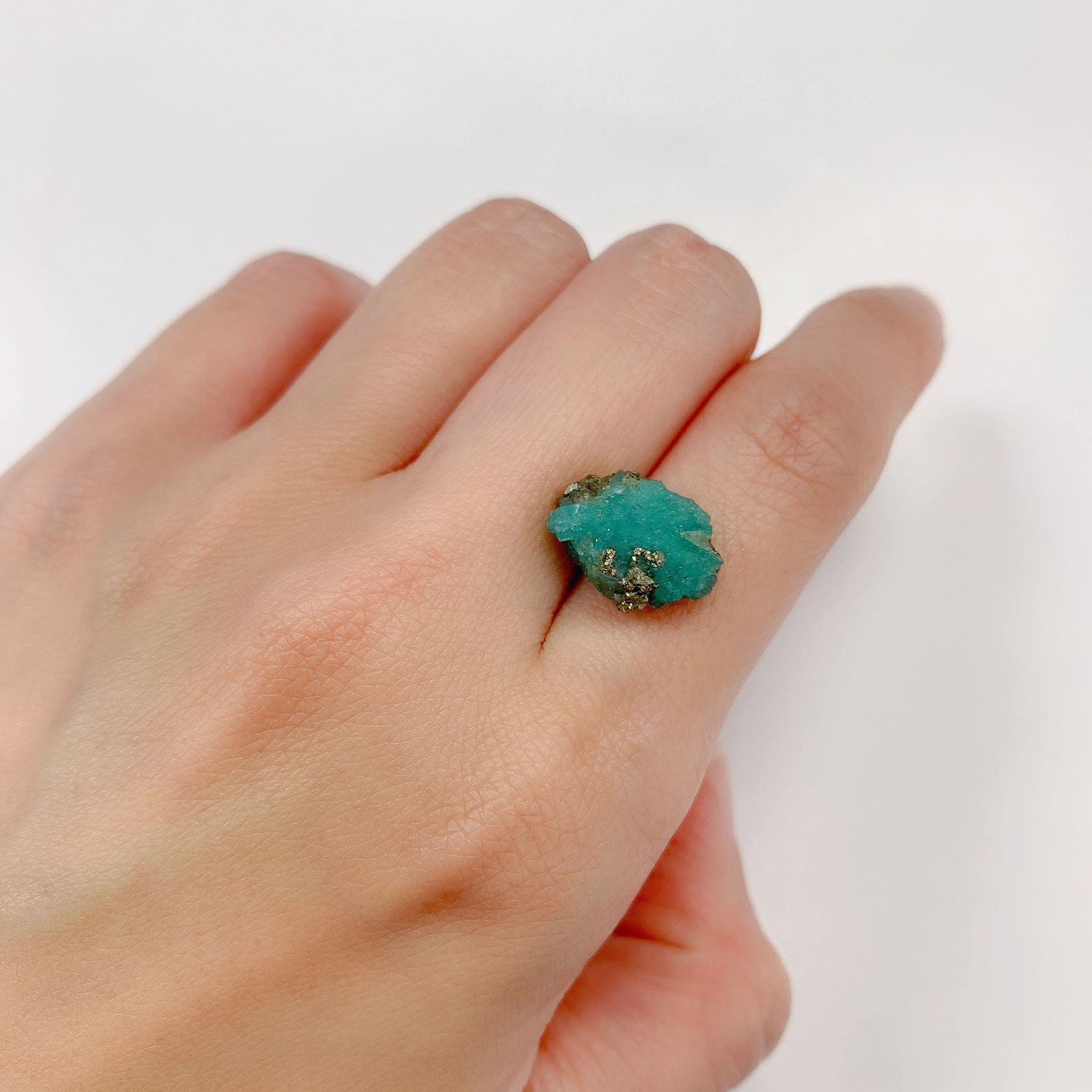 エメラルド(宝石名エメラルド/パイライト) コロンビア産 原石・結晶 6.91ct 識別済[211013647]14×9.7mm前後 | TOP  STONE(トップストーン)