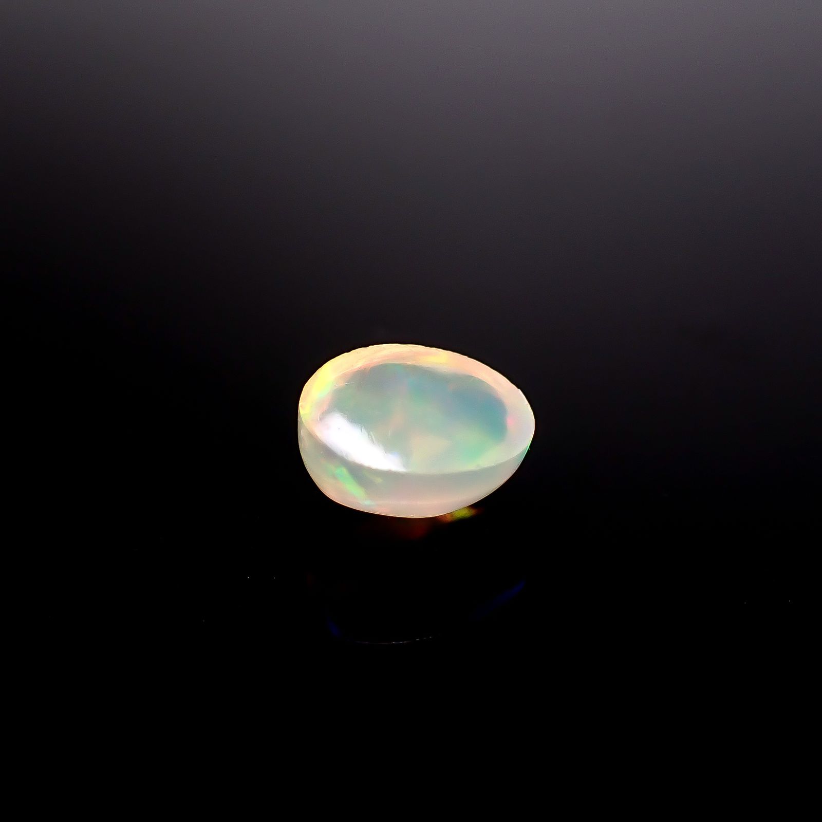 エチオピアオパール(宝石名オパール)エチオピア産 ソ付(彩珠) 1.647ct / 8.8x6.9mm前後 [260722912]