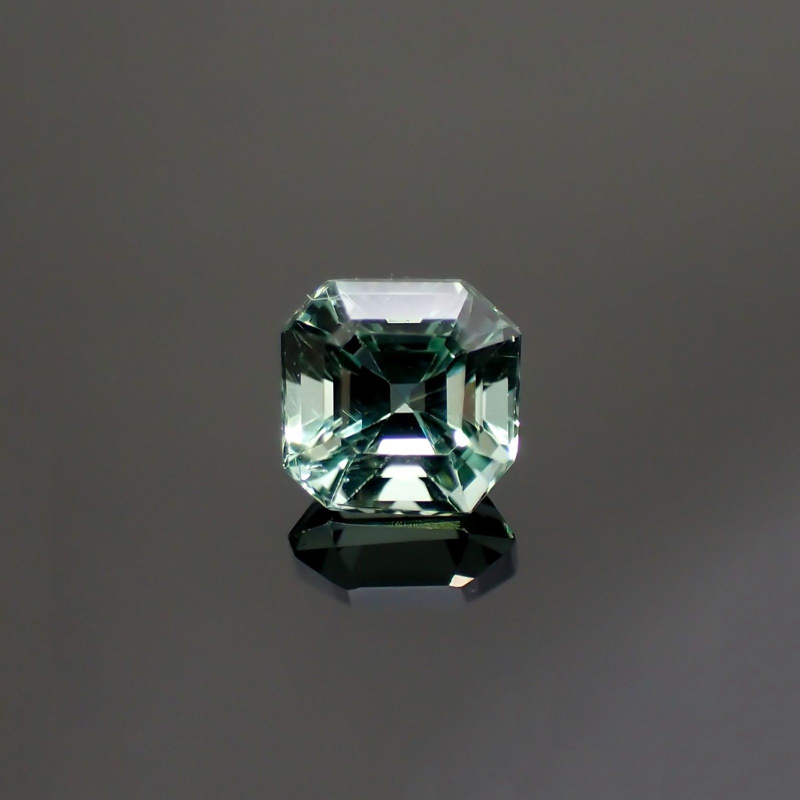ブルーグリーントルマリン アフガニスタン産 0.69ct / 5x5mm前後 [220114090]