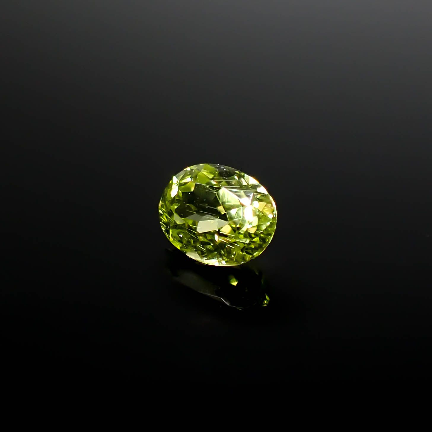 パラサイティックペリドット 採取地：インドネシア・ジェパラ 0.29ct [250730745]4.5x3.5mm前後