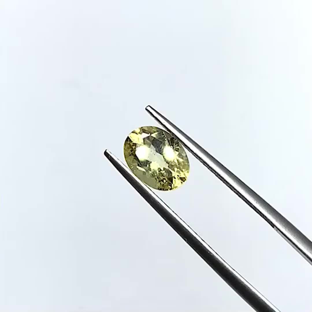 多彩な輝きをもつ宝石 | アパタイトの特徴や逸話、その魅力を余すこと