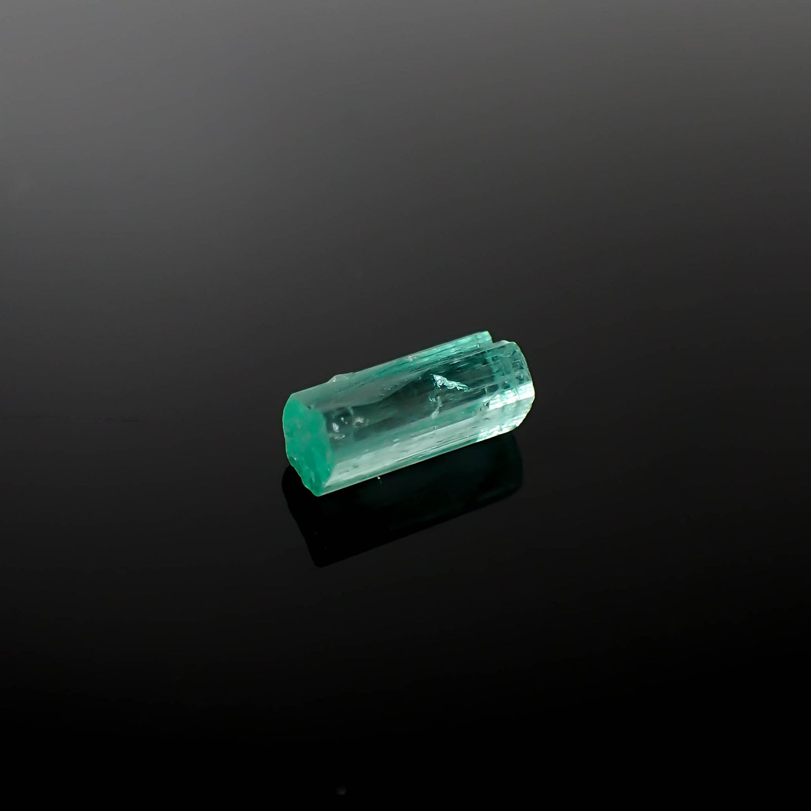 エメラルド柱状結晶 原石 コロンビア産 4.49ct[240427259]13.4x6.2mm前後
