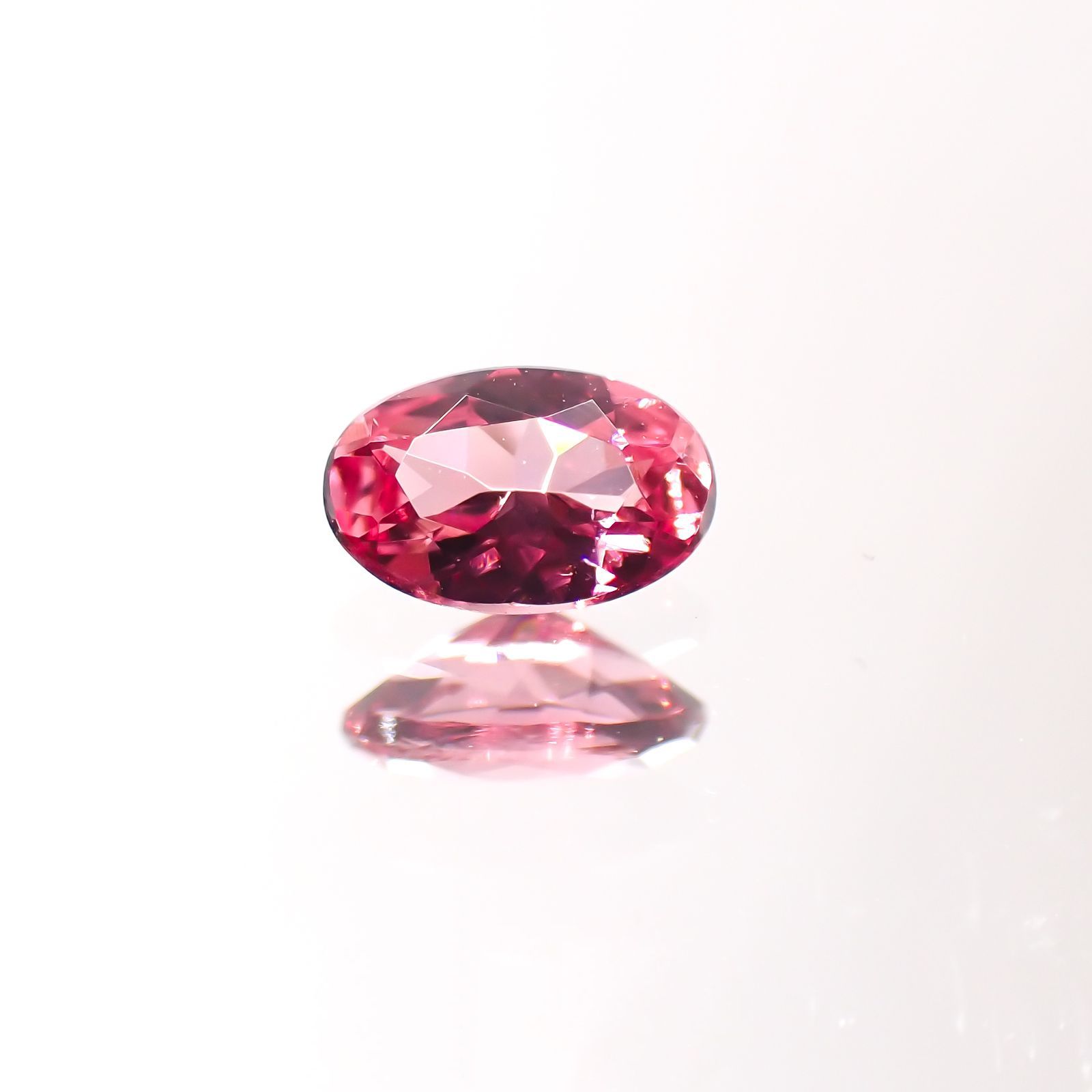 ホットピンクスピネル(宝石名ピンク・スピネル)タンザニア産 0.27ct 識別済[220113914]5.1x3.3mm前後