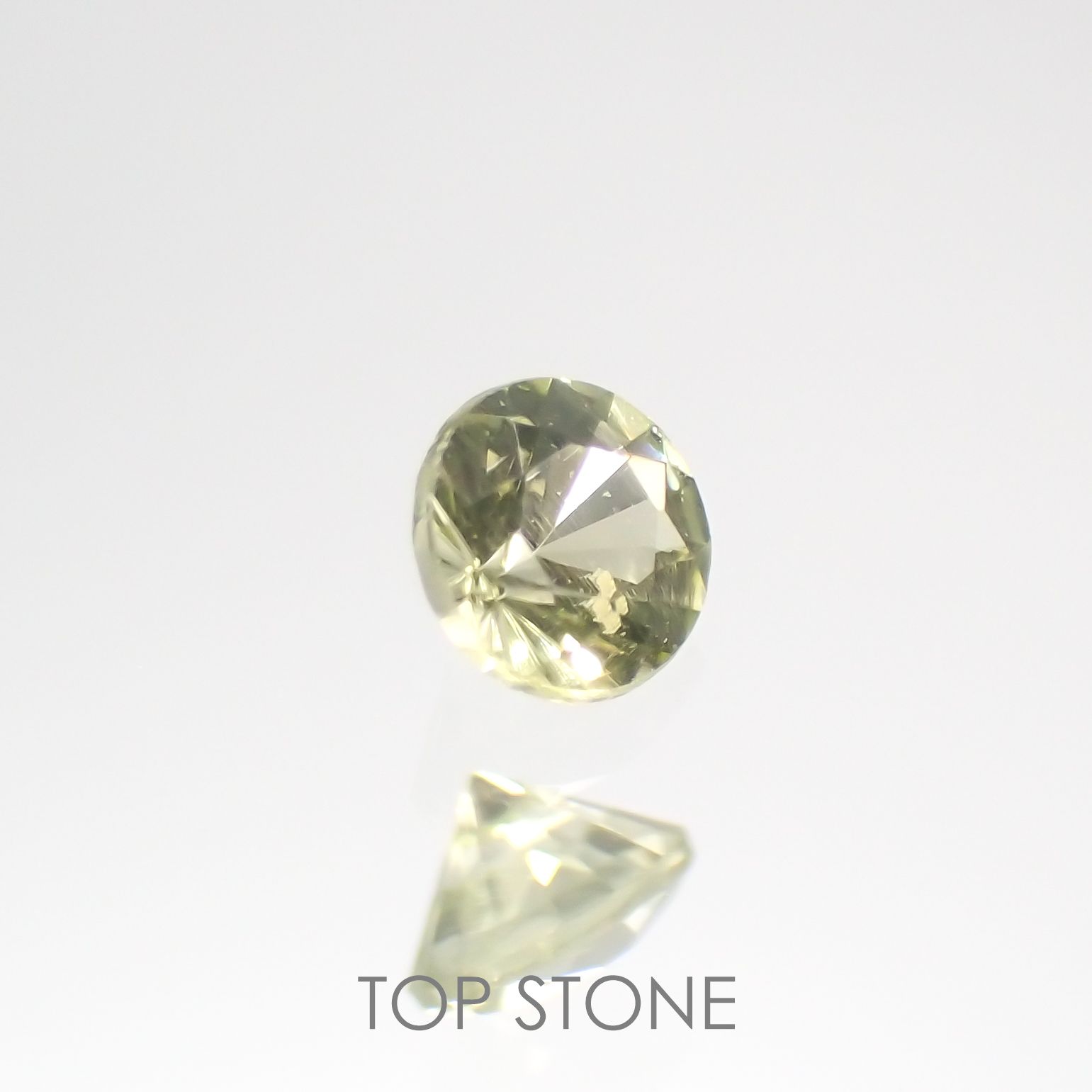 パラサイティックペリドット(宝石名ペリドット) 採取地：ロシア 0.045ct 識別済[210812868]2×2mm前後