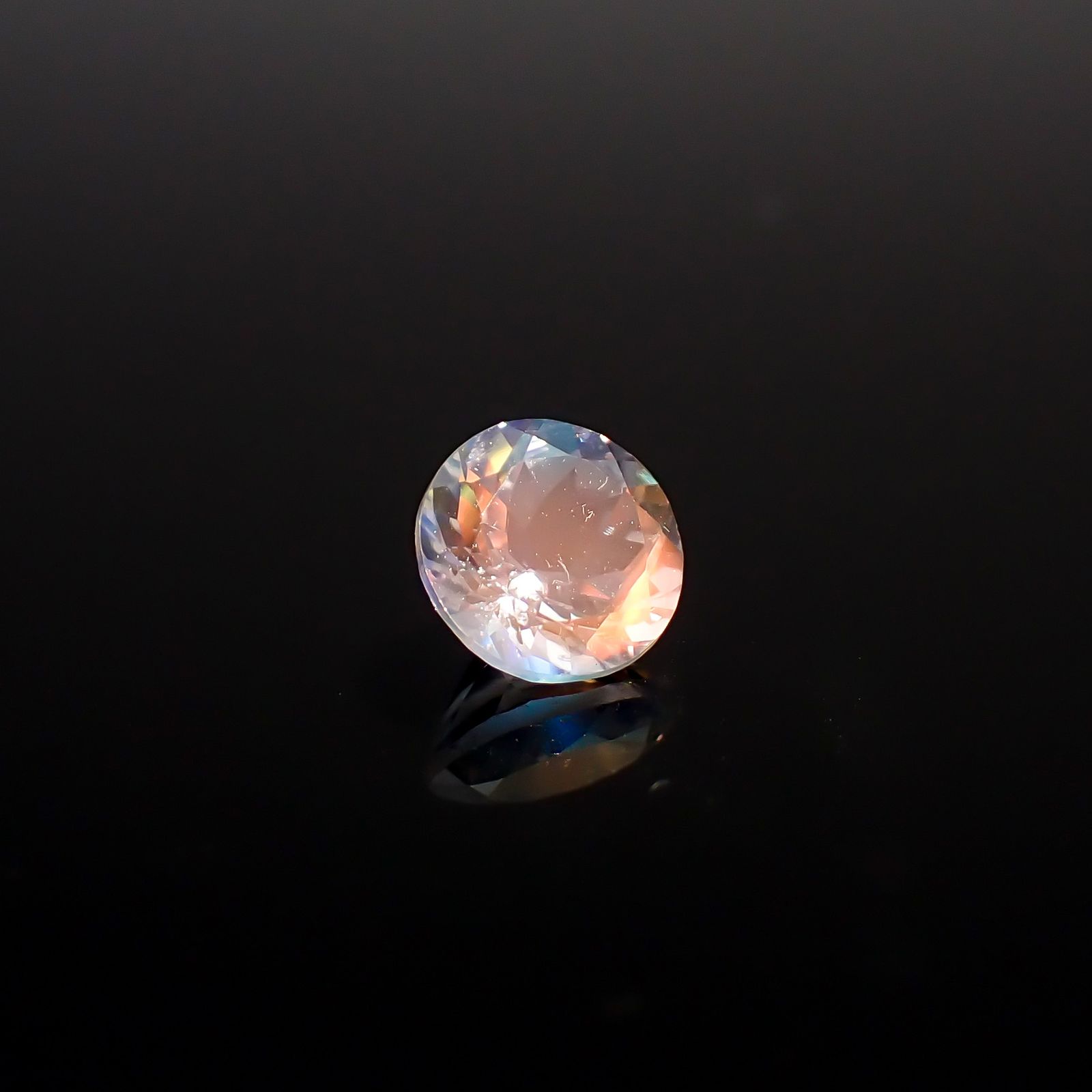 レインボームーンストーン マダガスカル産 1.14ct / 6.9x6.9mm前後 [260632383]