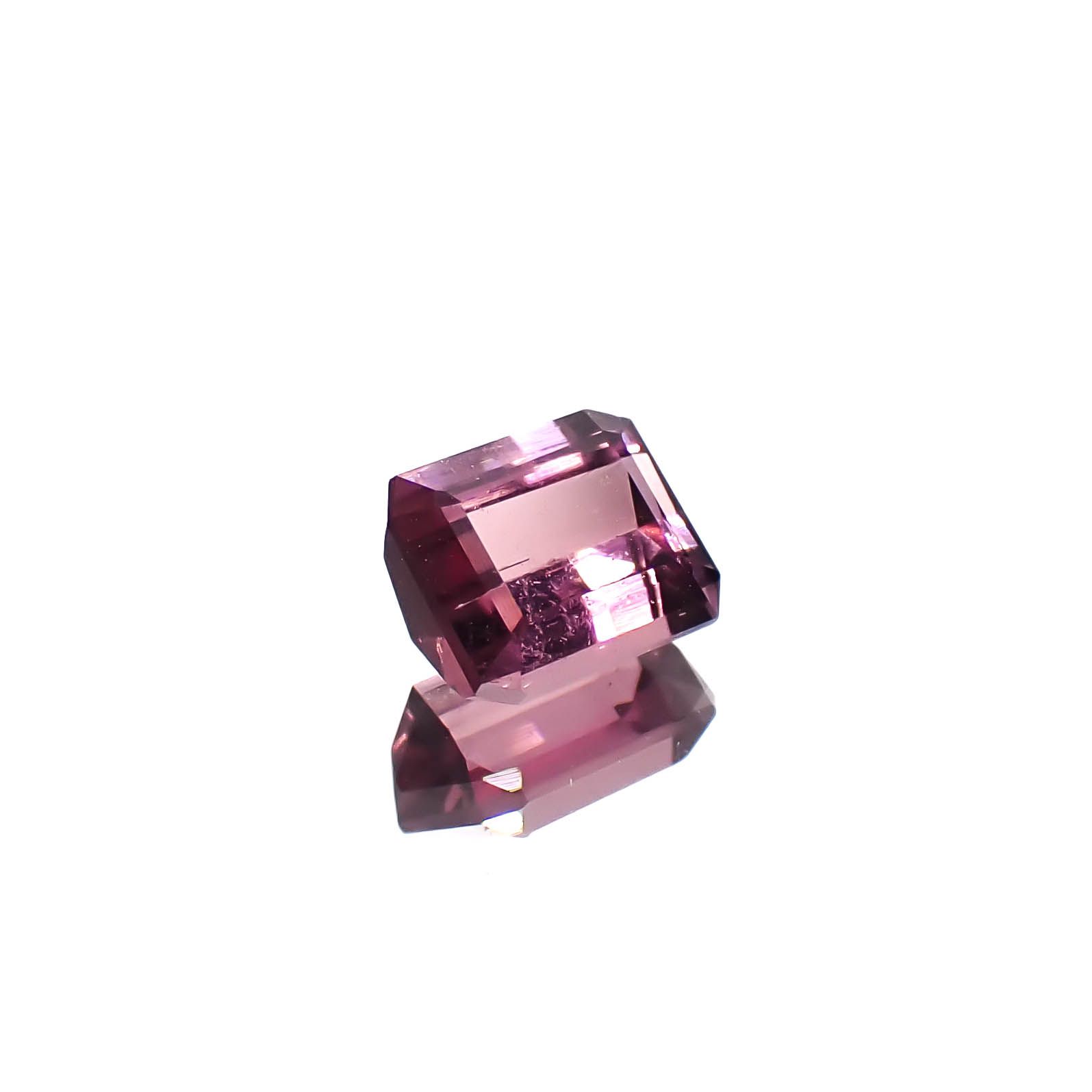 パープルトルマリン アフガニスタン産 0.84ct / 5.7x4.8mm前後 [251131314]