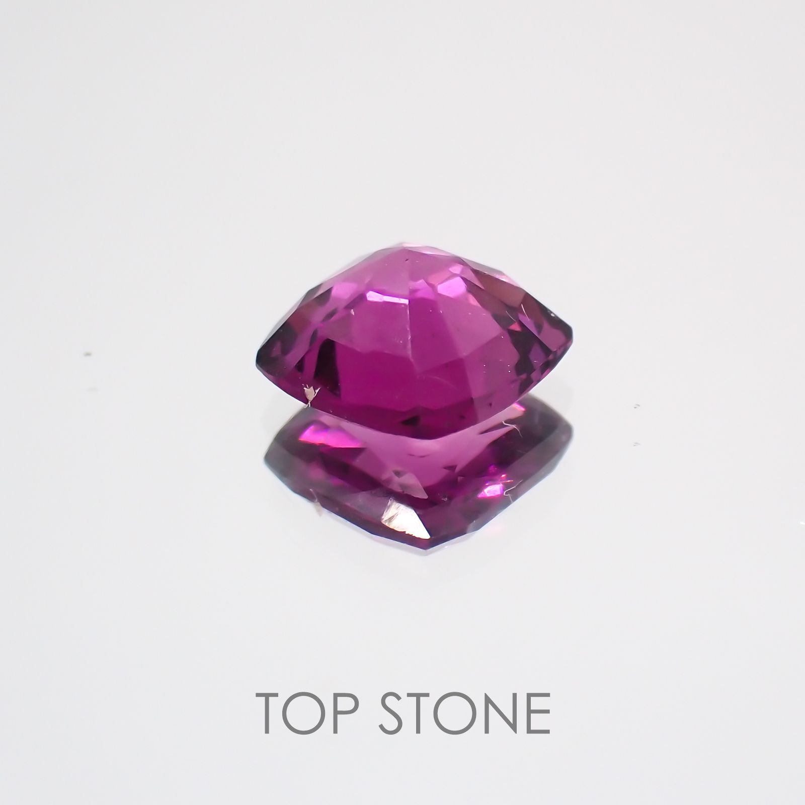 グレープガーネット(宝石名ガーネット) ブラジル産 0.93ct 識別済[21069695]5.6×5.6mm前後