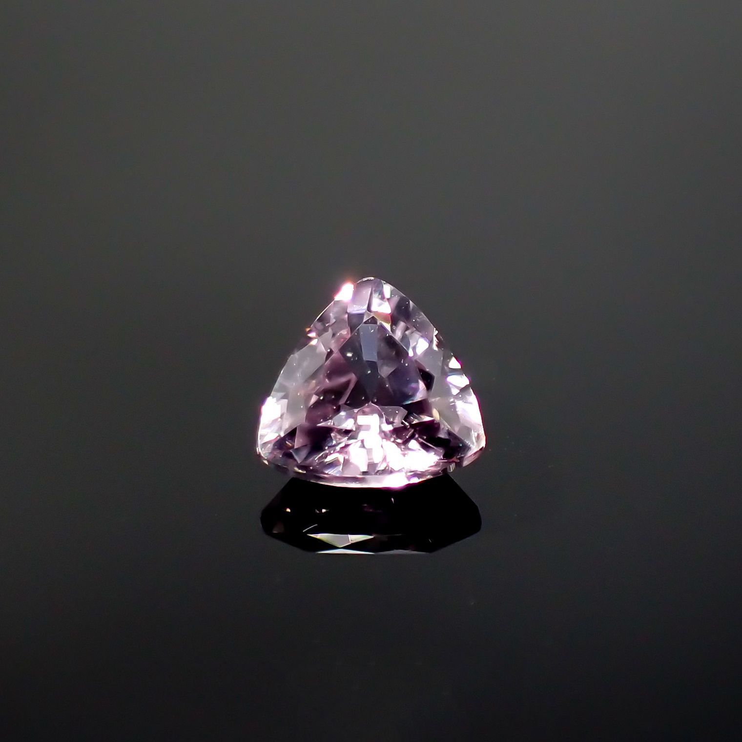 ピンクダイアスポア(宝石名ダイアスポア) アフガニスタン産 0.45ct 識別済[210812428]4.7×5mm前後