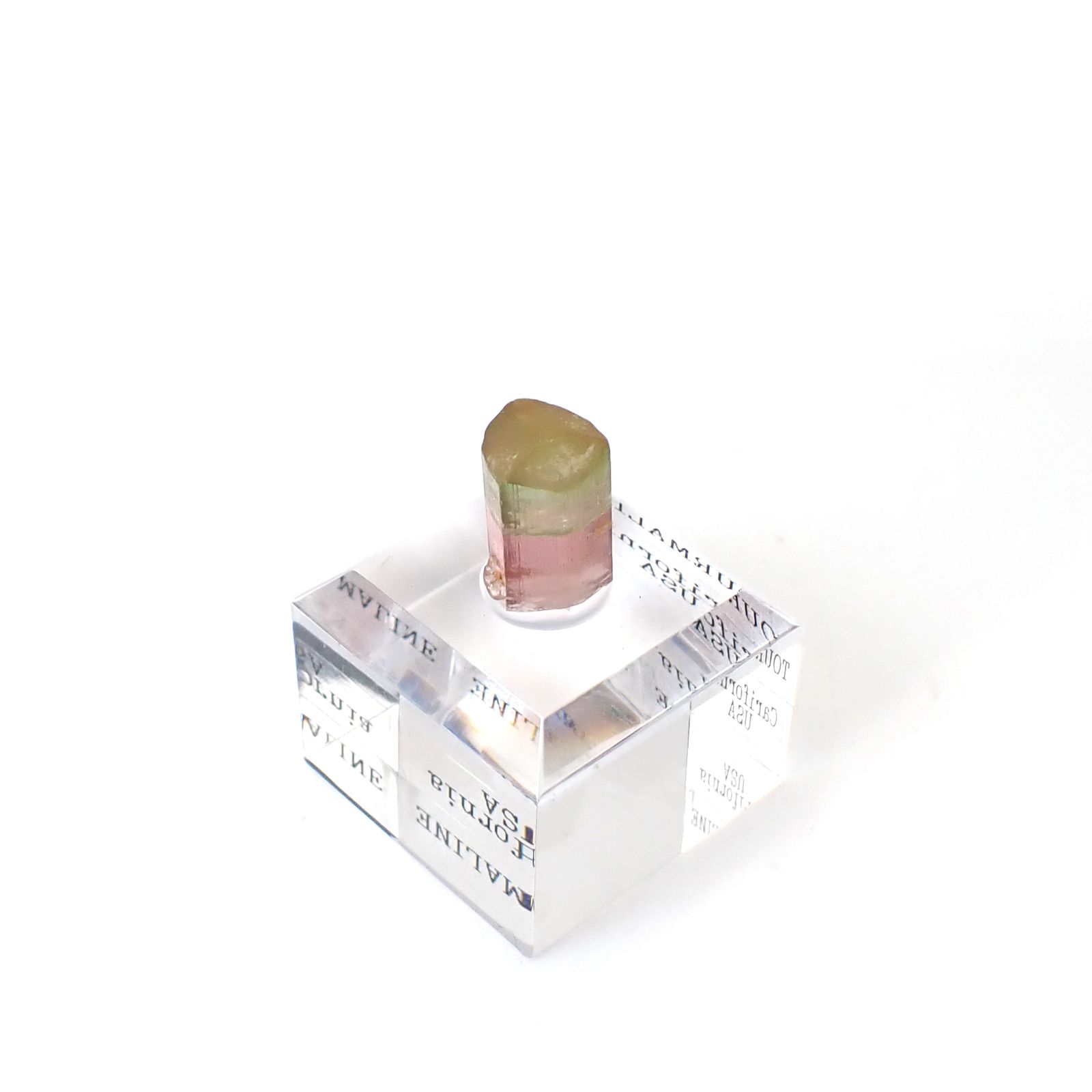 トルマリン柱状結晶原石 アメリカ・カリフォルニア州産 アクリル台座付き 9.72ct(1.94g) / 8.5x8.7x13.3mm前後 [260632361]