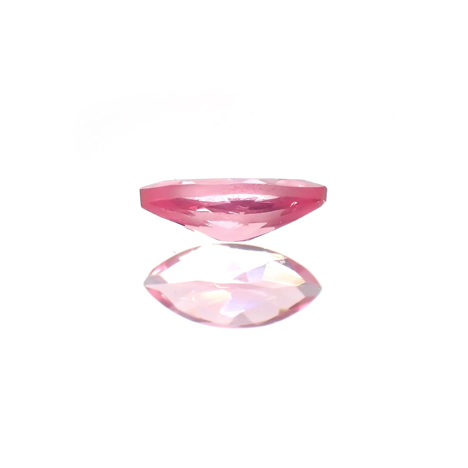 ホットピンクスピネル(宝石名ピンク・スピネル)タンザニア産 識別済 0.26ct / 6.2x2.9mm前後 [230823041]