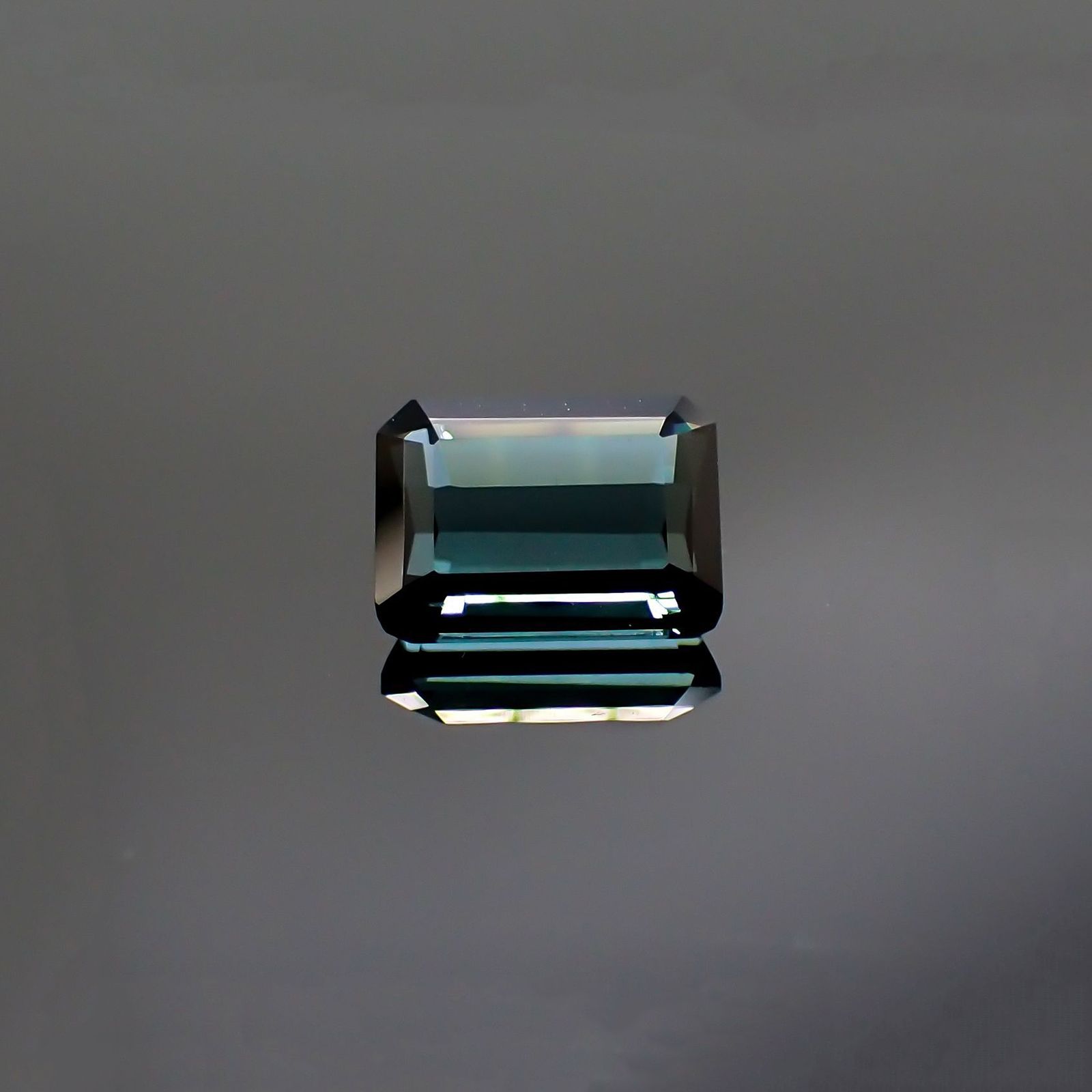 ブルートルマリン(宝石名ブルー・トルマリン) ナイジェリア/ブラジル産 ソ付(彩珠) 1.320ct / 7.4x5.5mm前後 [211013592]