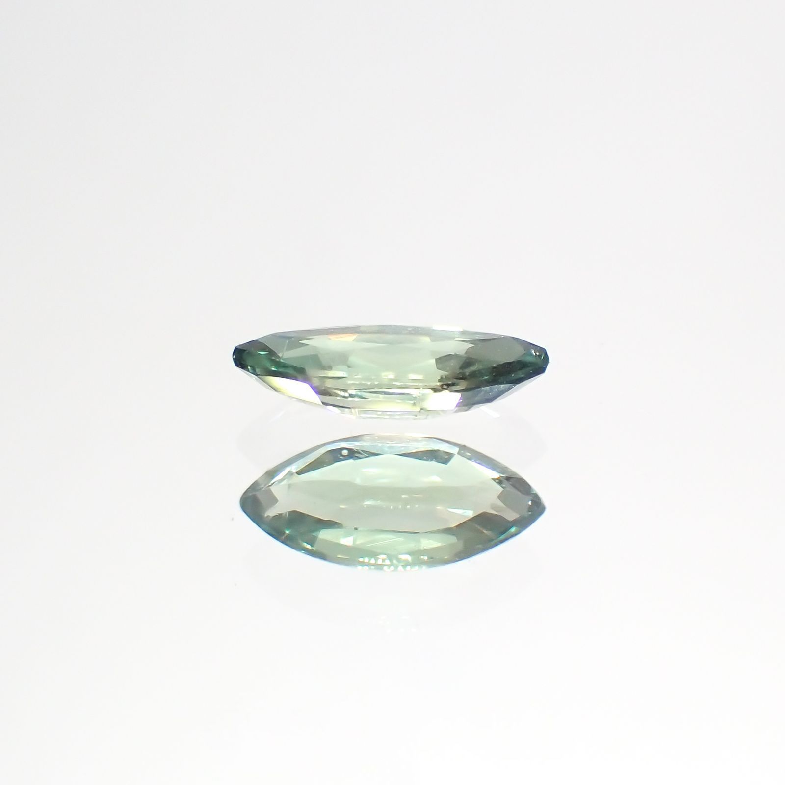 アレキサンドライト(宝石名アレキサンドライト)マダガスカル産 0.34ct 識別済[220114618]6.7x3.3mm前後