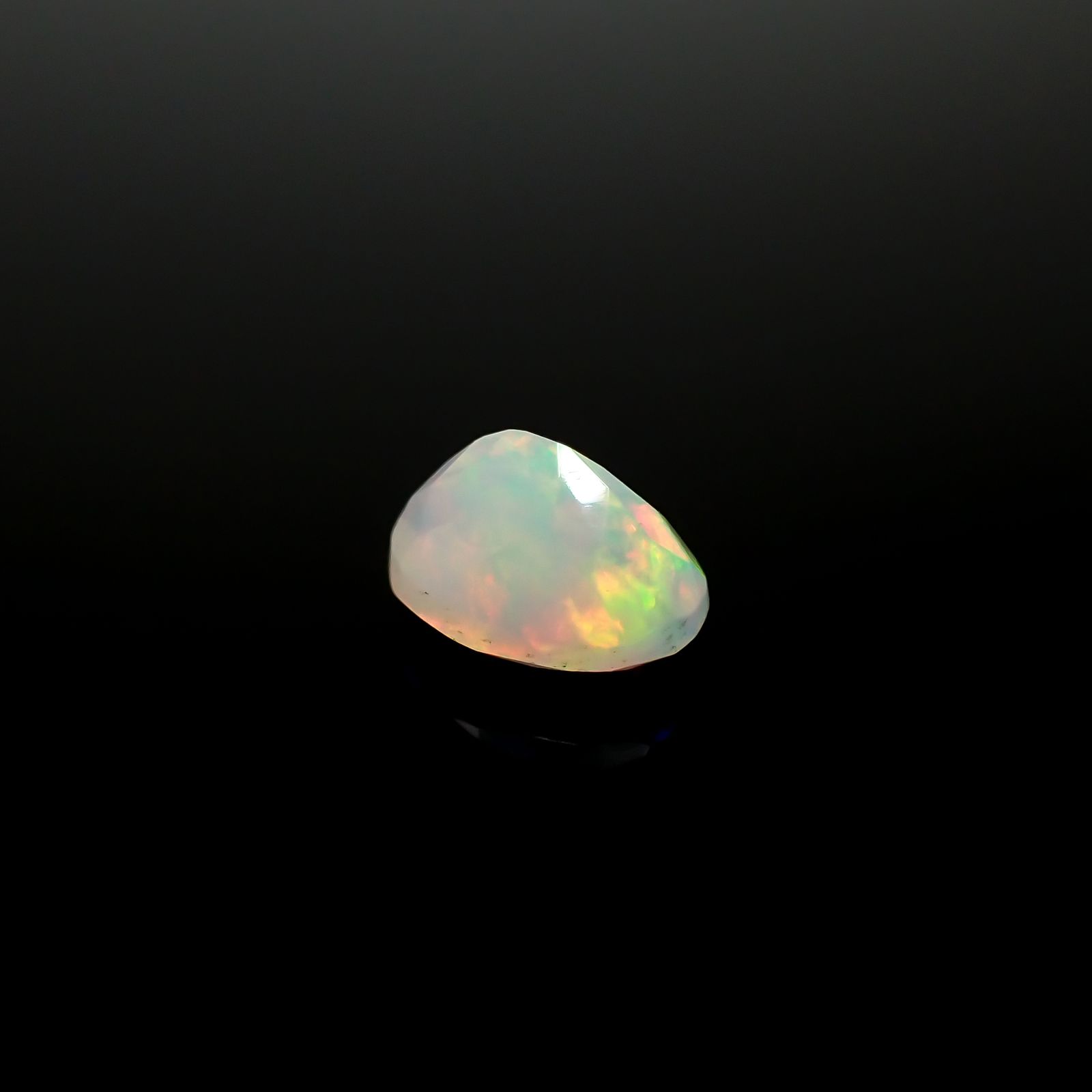 エチオピアオパール エチオピア産 0.84ct[240125322]8.1x6mm前後
