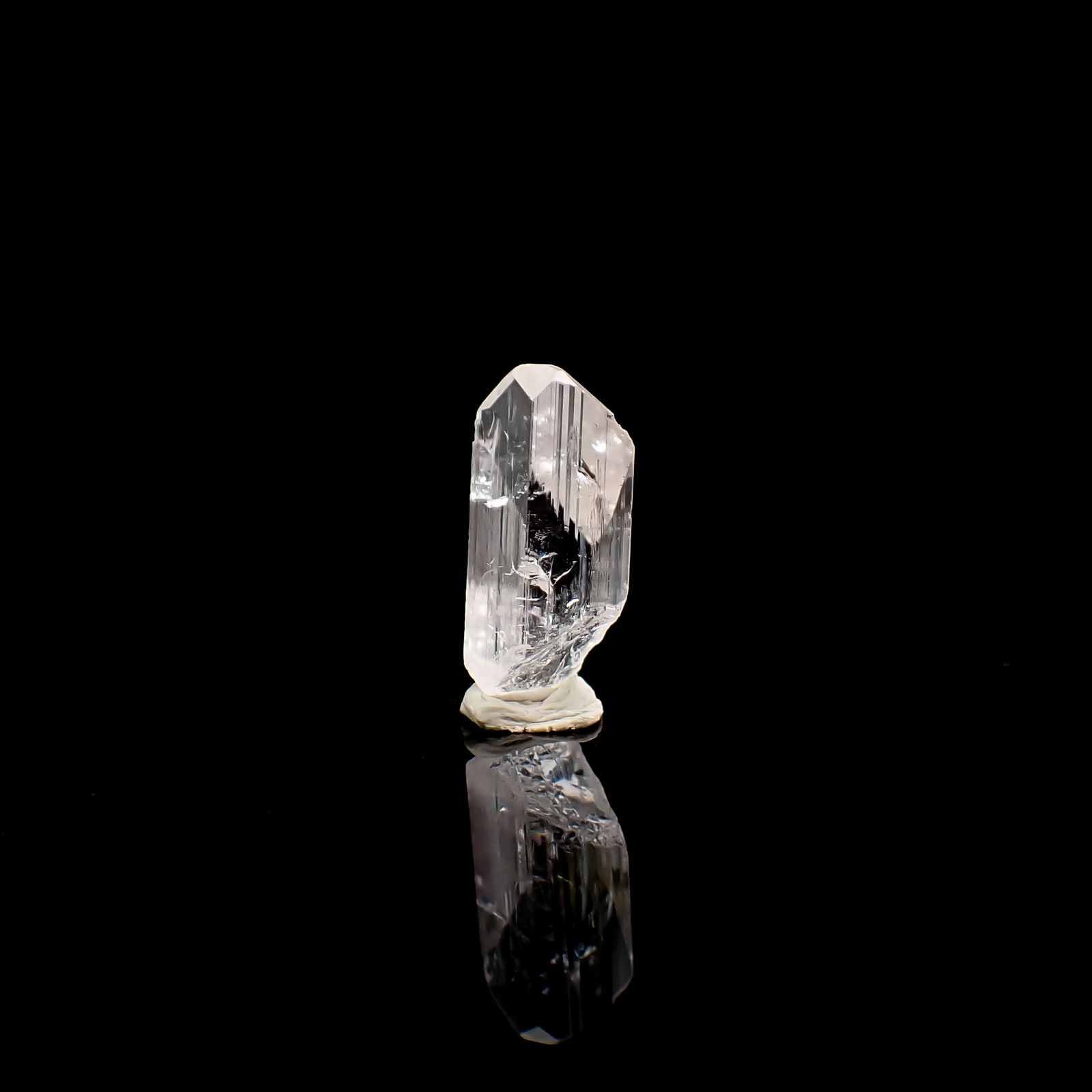 ダンビュライト原石 メキシコ産 6.61ct / 18.7x9.3mm前後 [260532172]