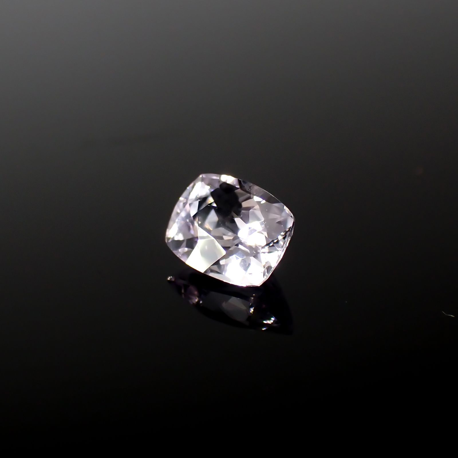 アイスラベンダーサファイア(宝石名サファイア)スリランカ/マダガスカル産 0.63ct 識別済[240226286]5.6x4.1mm前後
