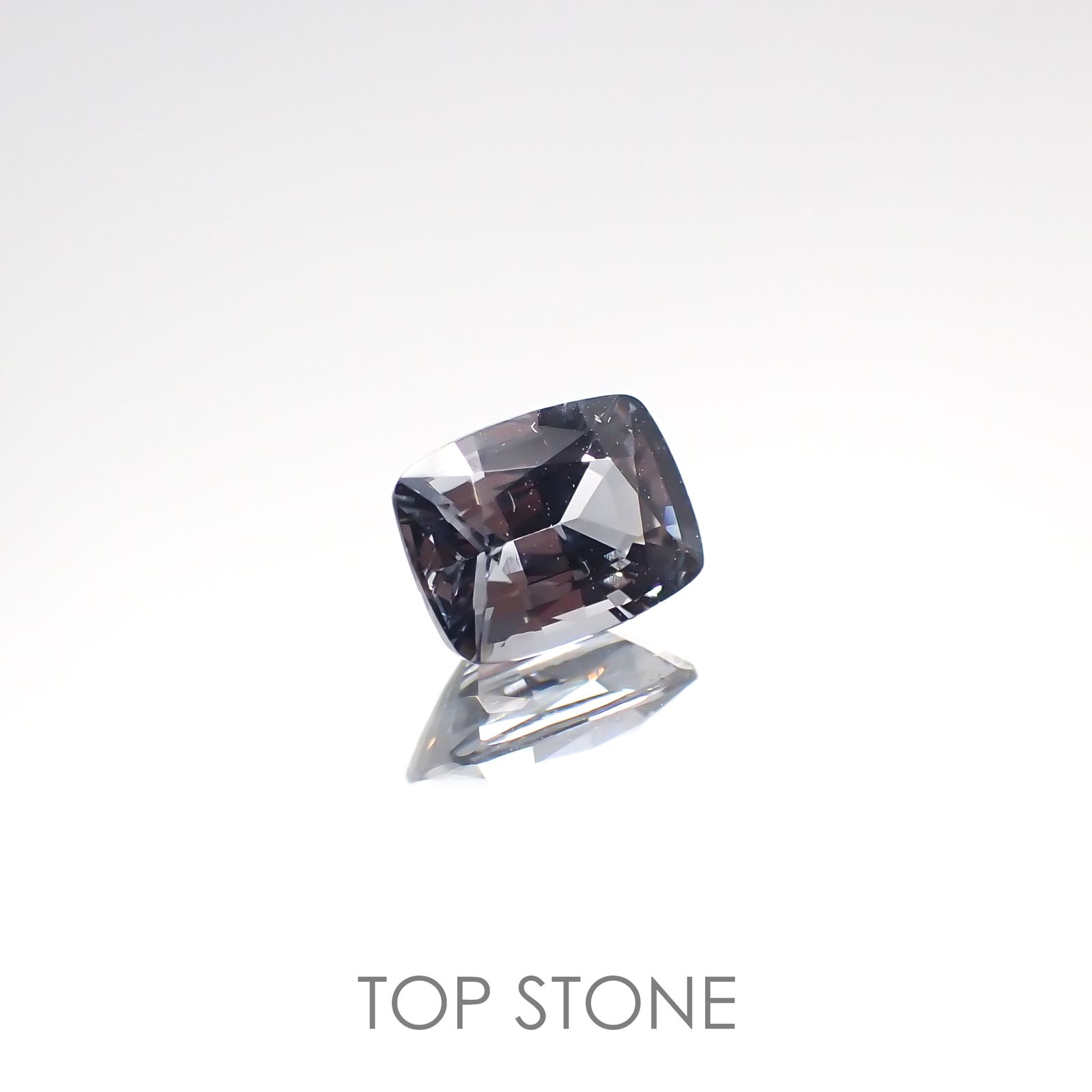 プラチナスピネル(宝石名スピネル) ビルマ産 0.638ct ソ付(彩珠)[210812841]5.7×4.3mm前後