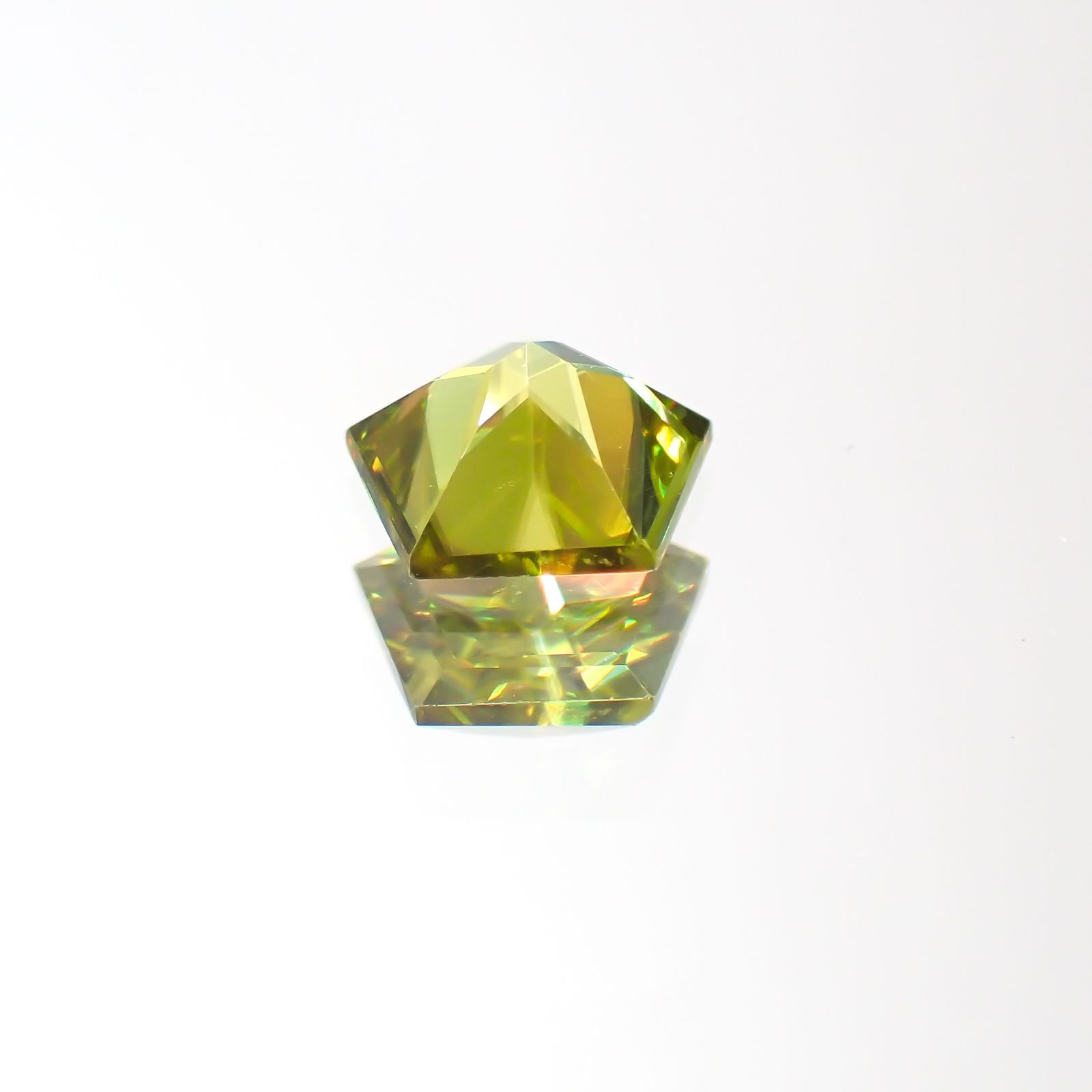 ◇ペンタゴンカット◇スフェーン(宝石名スフェーン)マダガスカル産 0.45ct 識別済[220113860]5.1x5mm前後